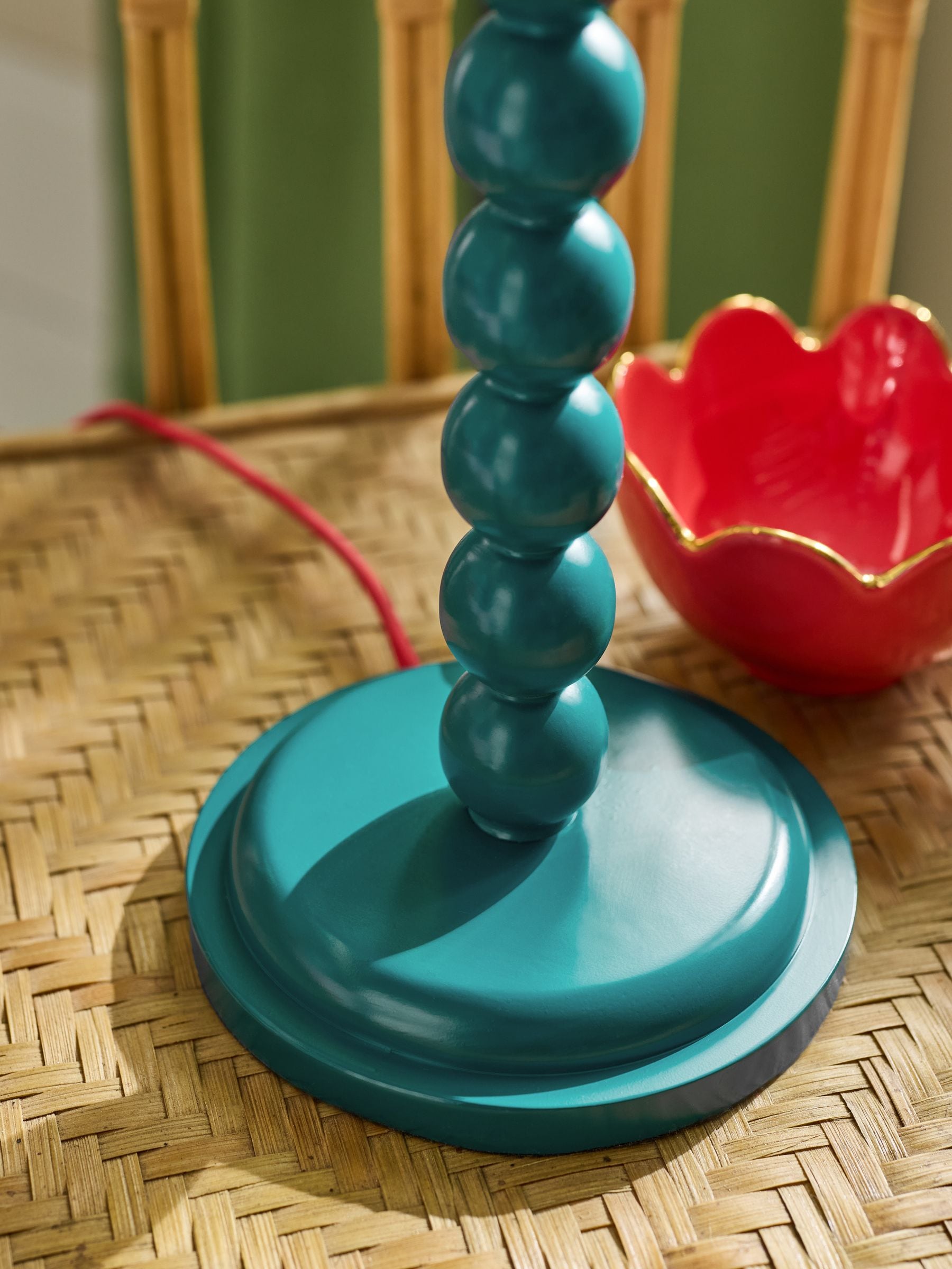 Lucy Tiffney tealblå floral bobbin bordlampe, britisk versjon