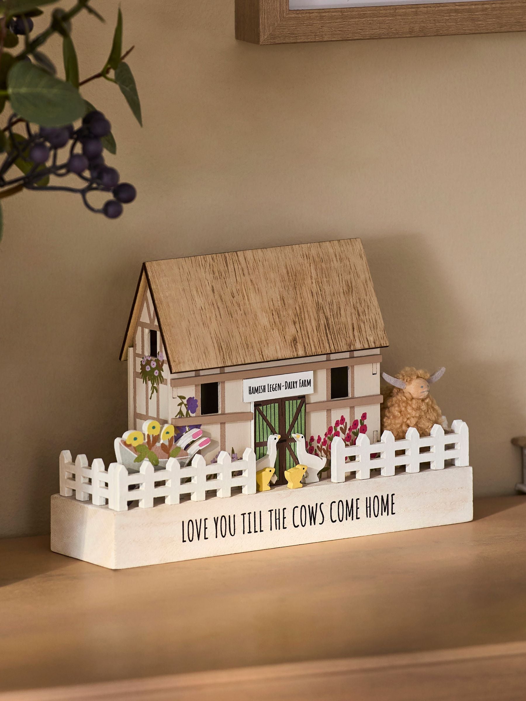 Natural Hamish Highland Cow wooden house scene 22cm - British product