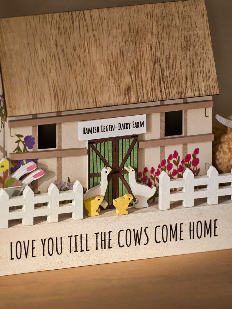 Natural Hamish Highland Cow wooden house scene 22cm - British product