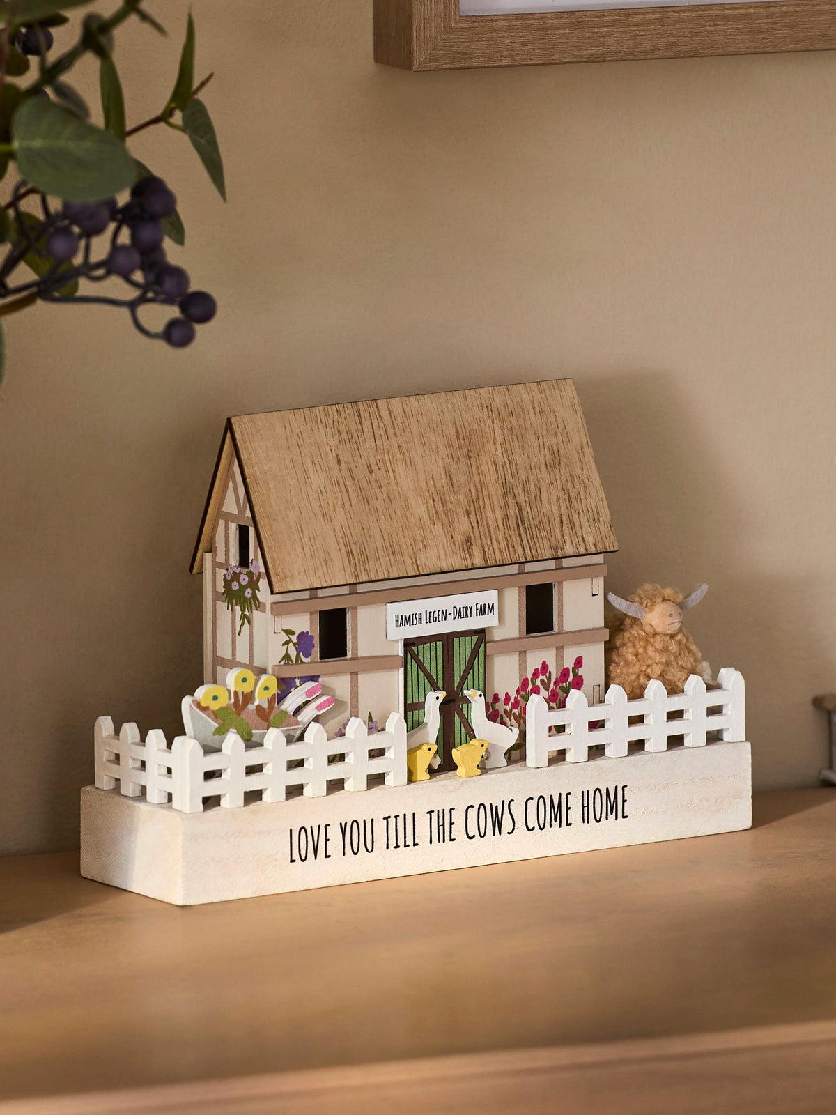 Natural Hamish Highland Cow wooden house scene 22cm - British product