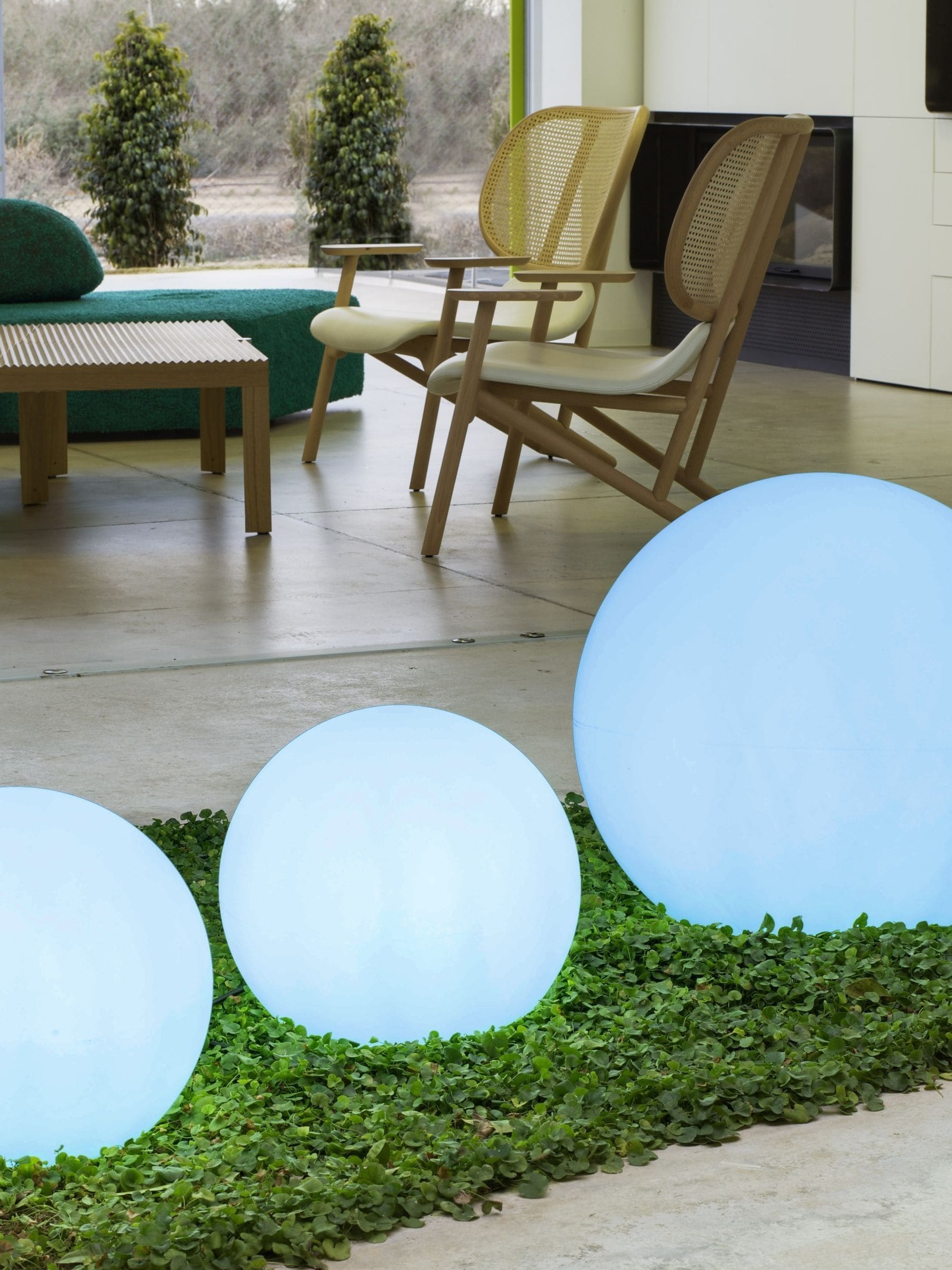 New Garden white outdoor lighted ball 40cm (British brand)