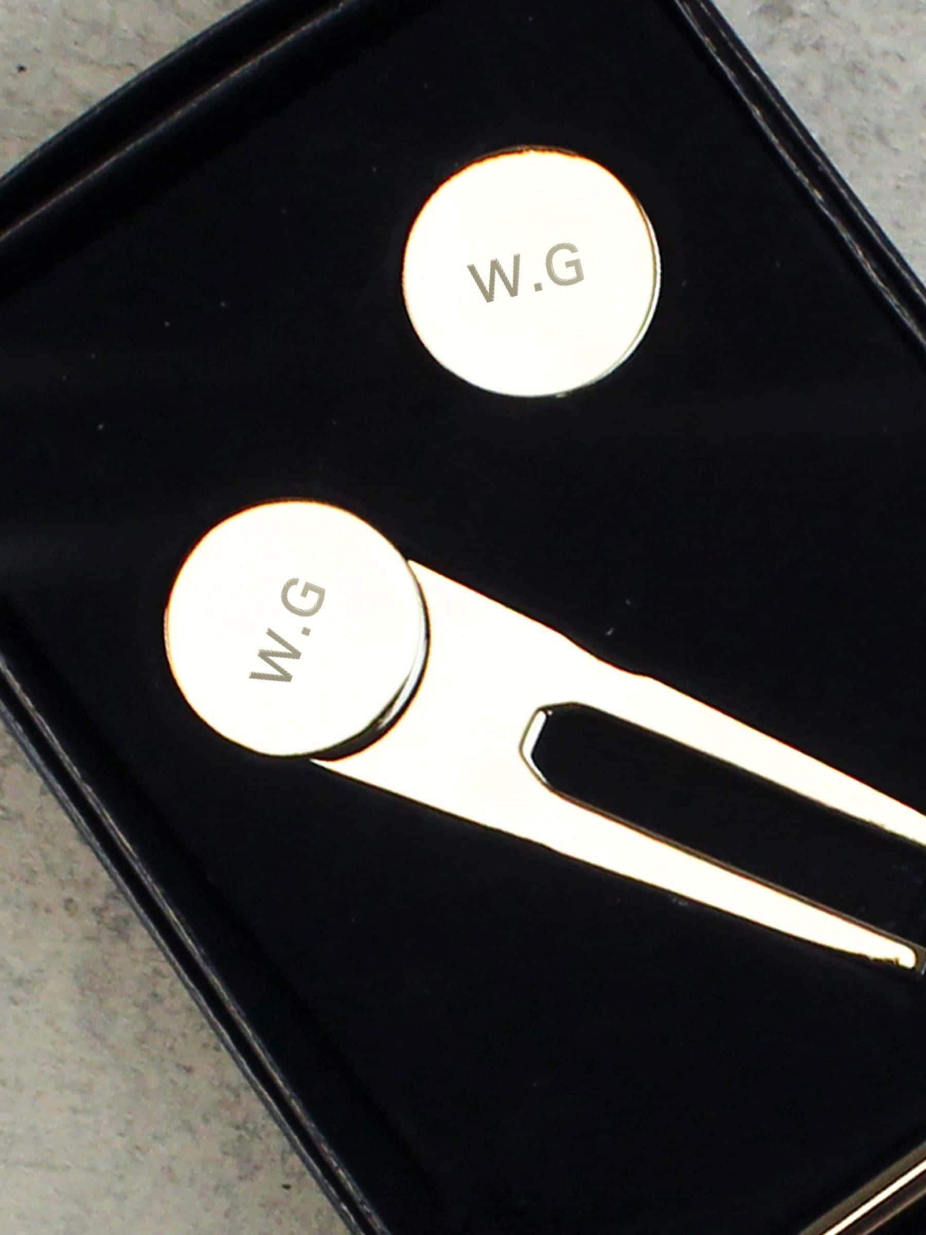 Personalised golf set with engraved ball markers, UK version