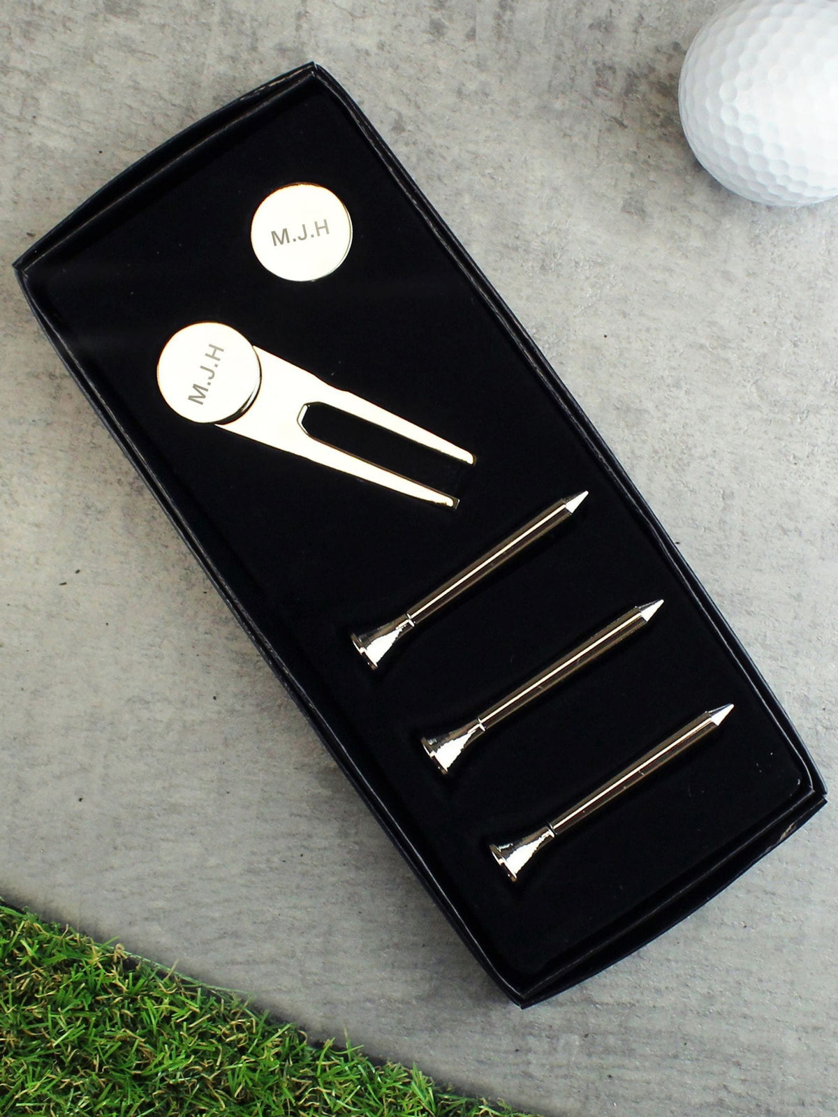 Personalised golf set with engraved ball markers, UK version