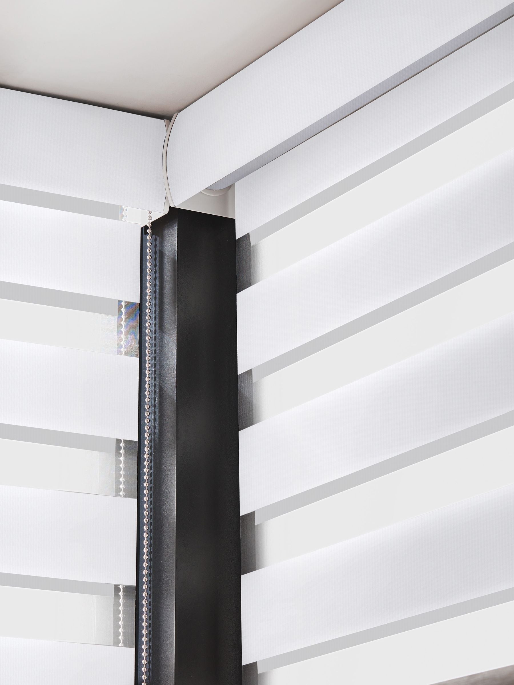 Levina white day and night blind, UK version