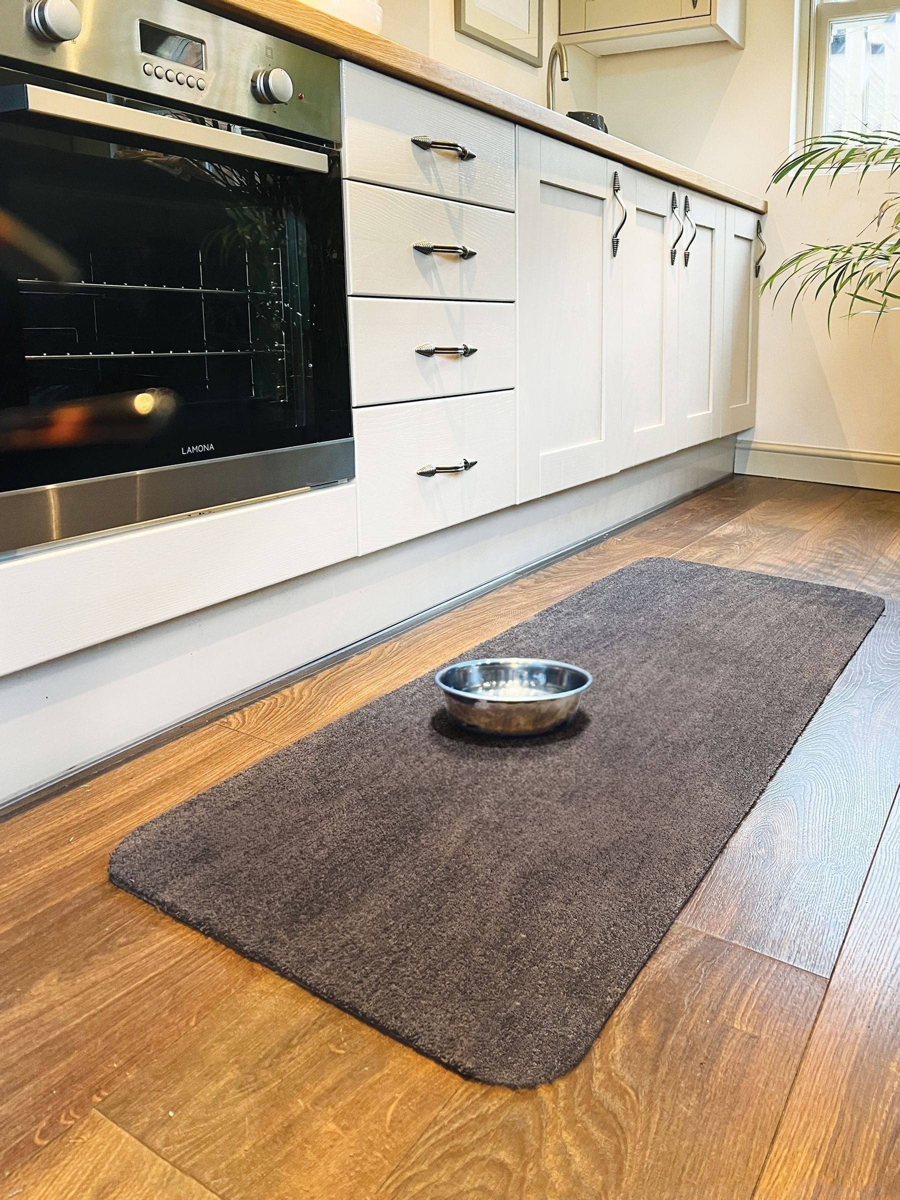 Howler & Scratch pet runner clove brown 50x150cm - British product