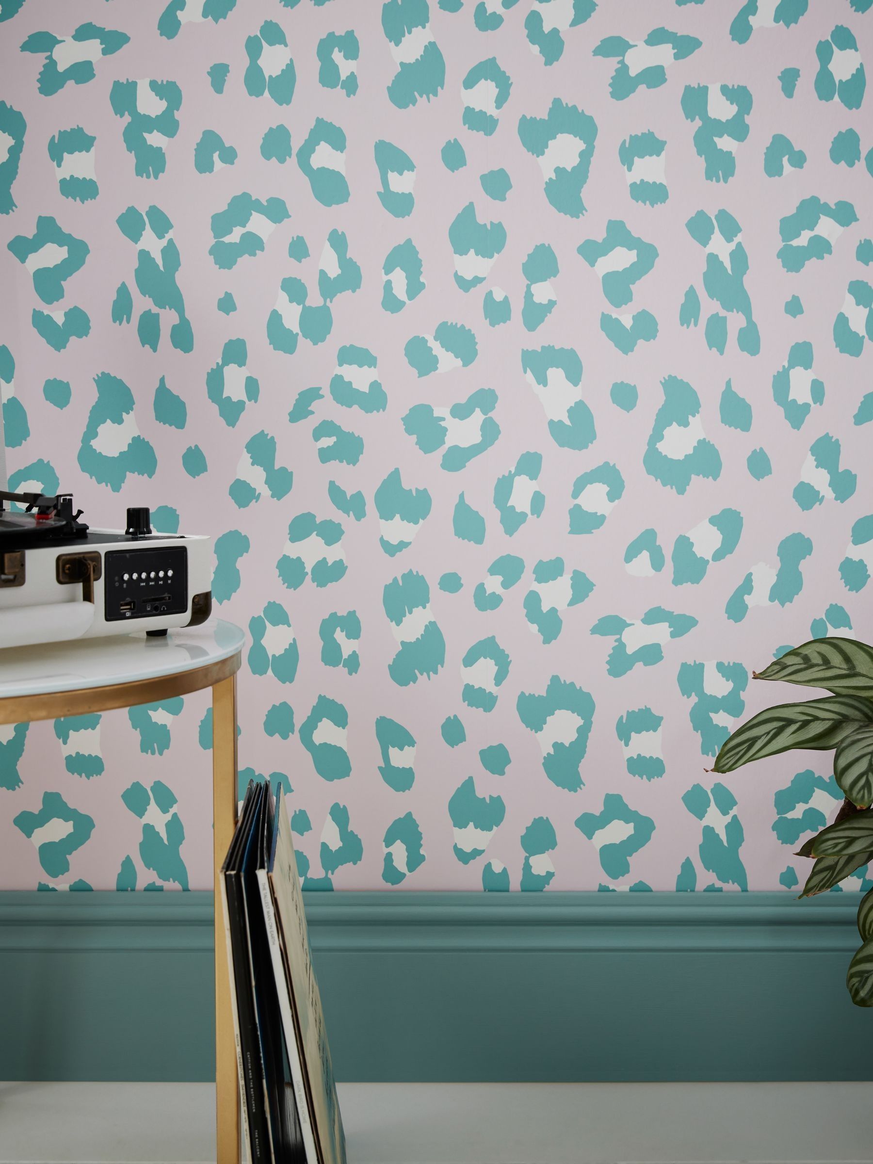 Graham & Brown Bubblegum Envy Big Cat wallpaper 10m - British product