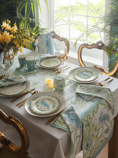 اشترِ عبر الإنترنت من McGrocer مفرش طاولة من القطن 100% بتصميم Green Palm Print Court من Laurence Llewelyn-Bowen