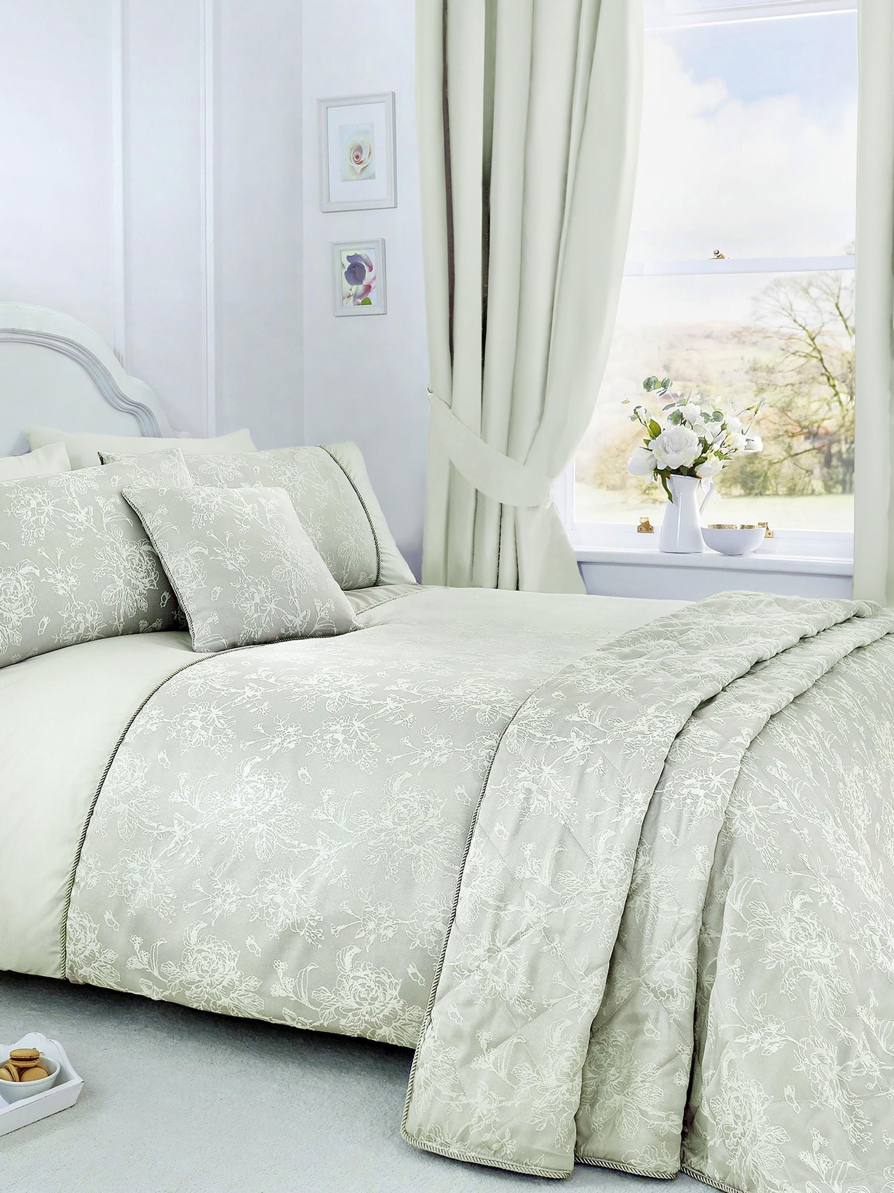 Dreams & Drapes green jasmine jacquard bedspread 240x260cm (British brand)