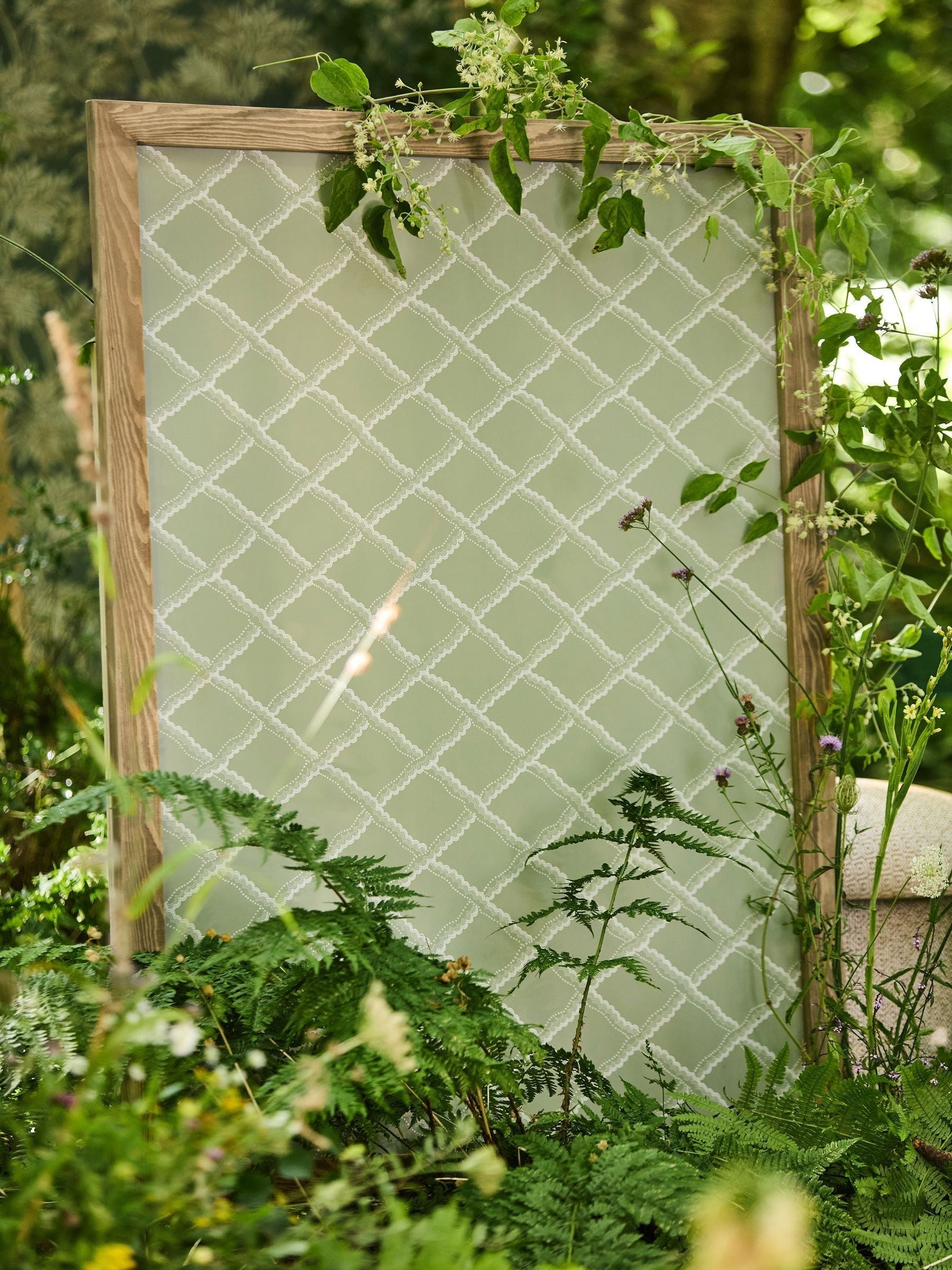 Sanderson green Rye wallpaper with trellis design 100cm x 52cm - British product