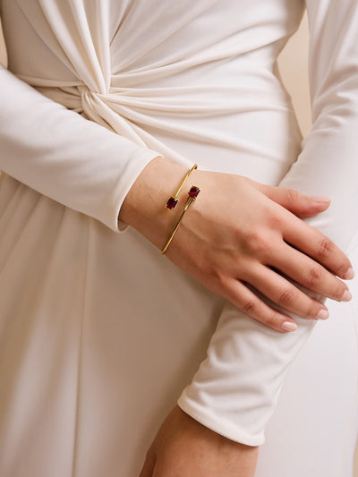 Next Gullfarget Bangle Armbånd med Siam Røde Krystaller- Kjøp online hos McGrocer