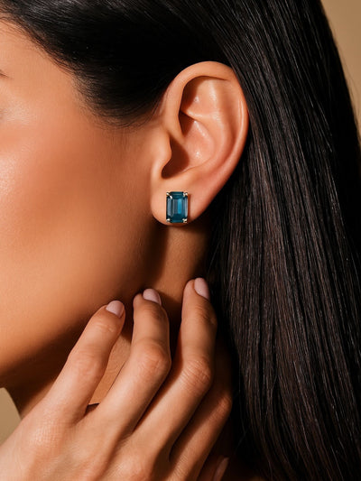 Ohrstecker mit weichem blauem Stein und poliertem Goldton