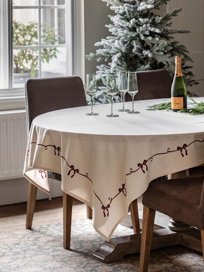 Neste Gallery Home R&oslash;d Heritage Bow Juleprintet Duk 180 cm - Kjøp p&aring; nett hos McGrocer