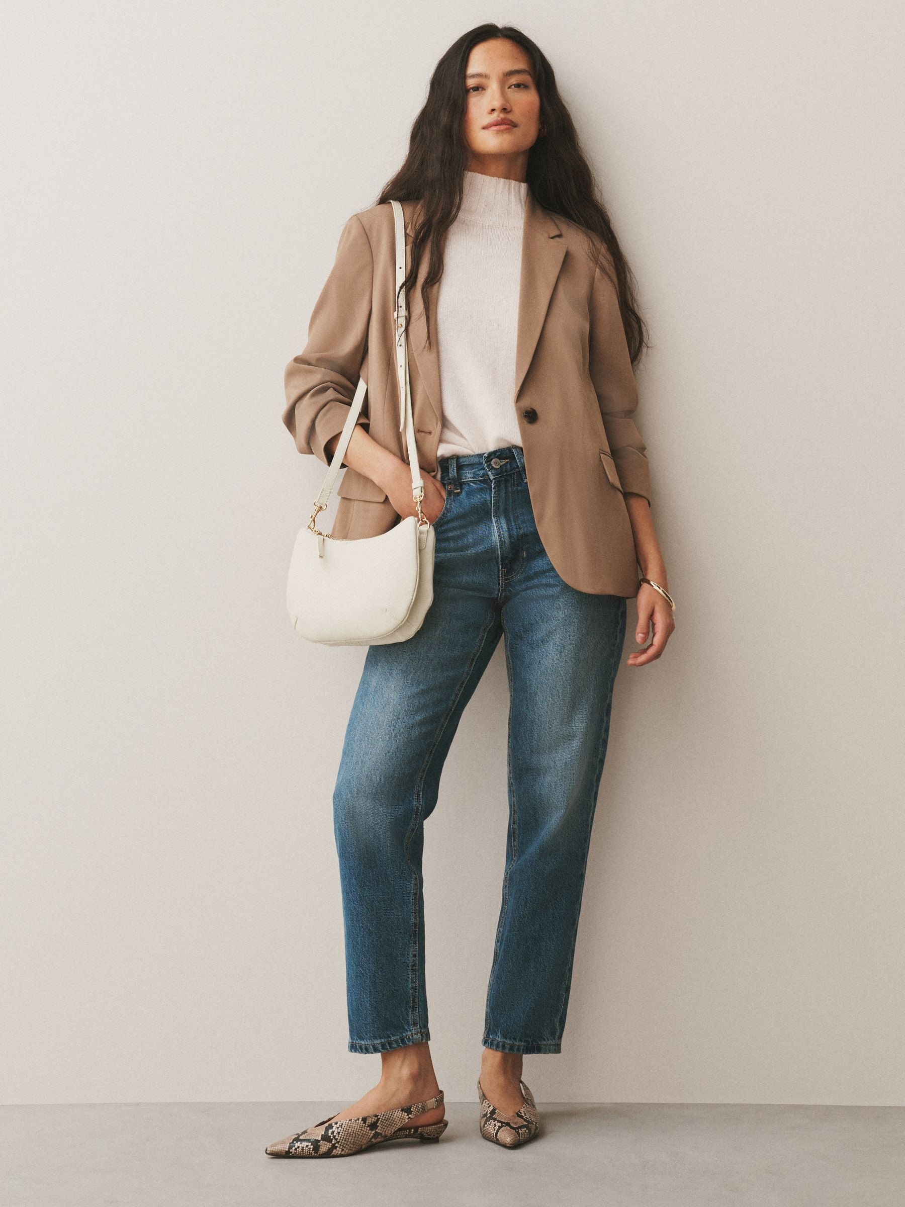 White leather scoop cross-body bag with adjustable strap, UK version