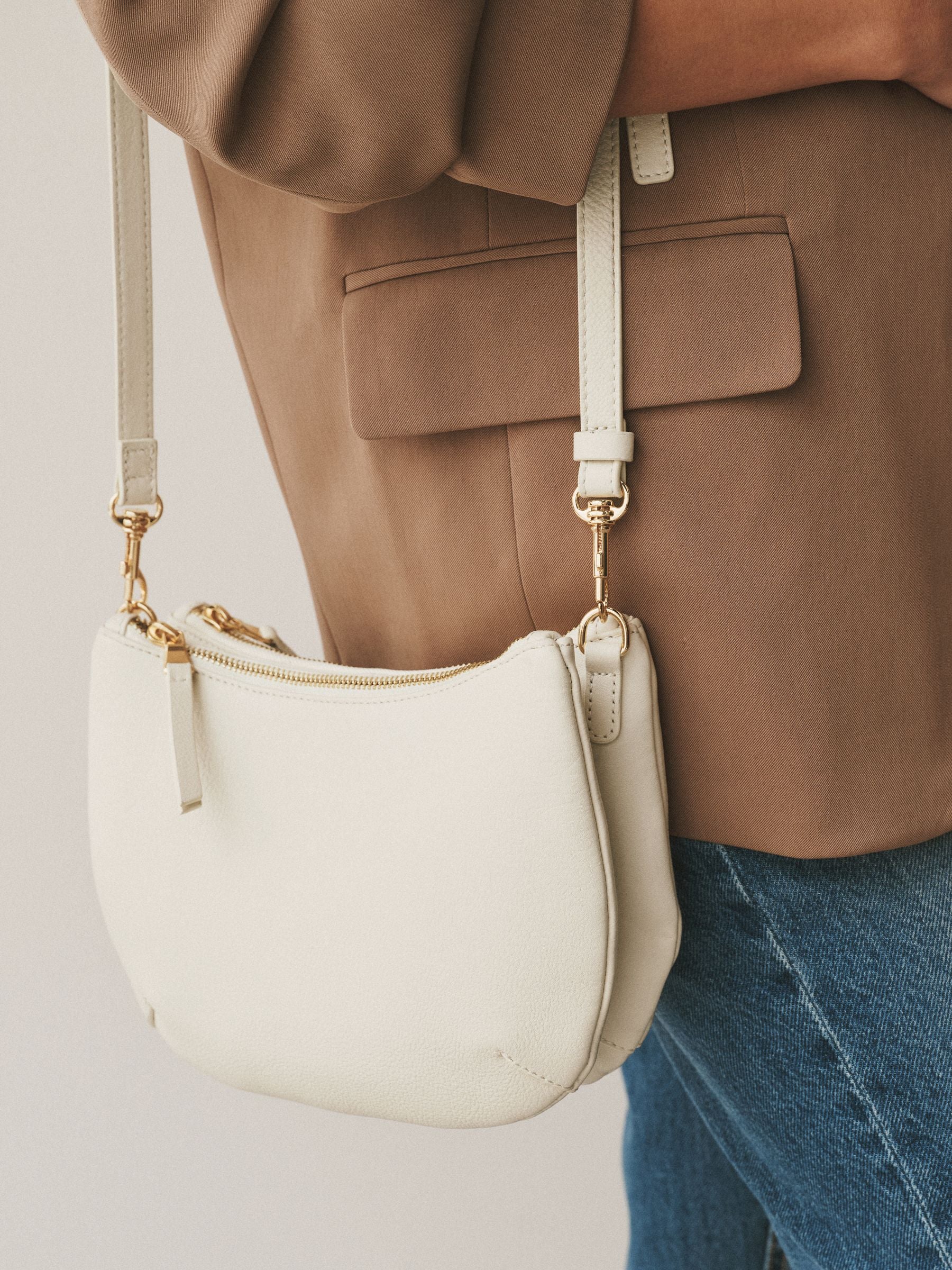 White leather scoop cross-body bag with adjustable strap, UK version
