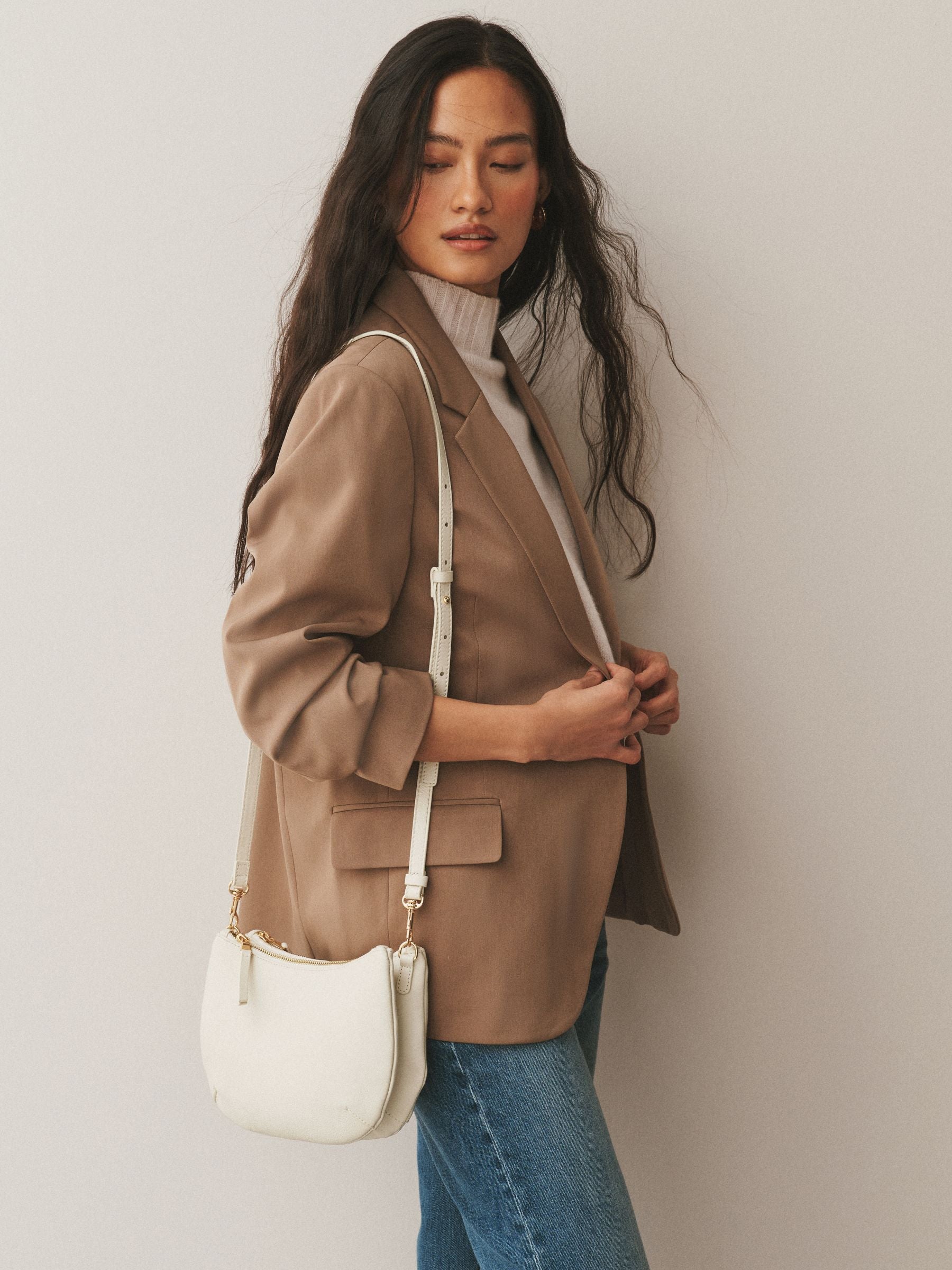 White leather scoop cross-body bag with adjustable strap, UK version