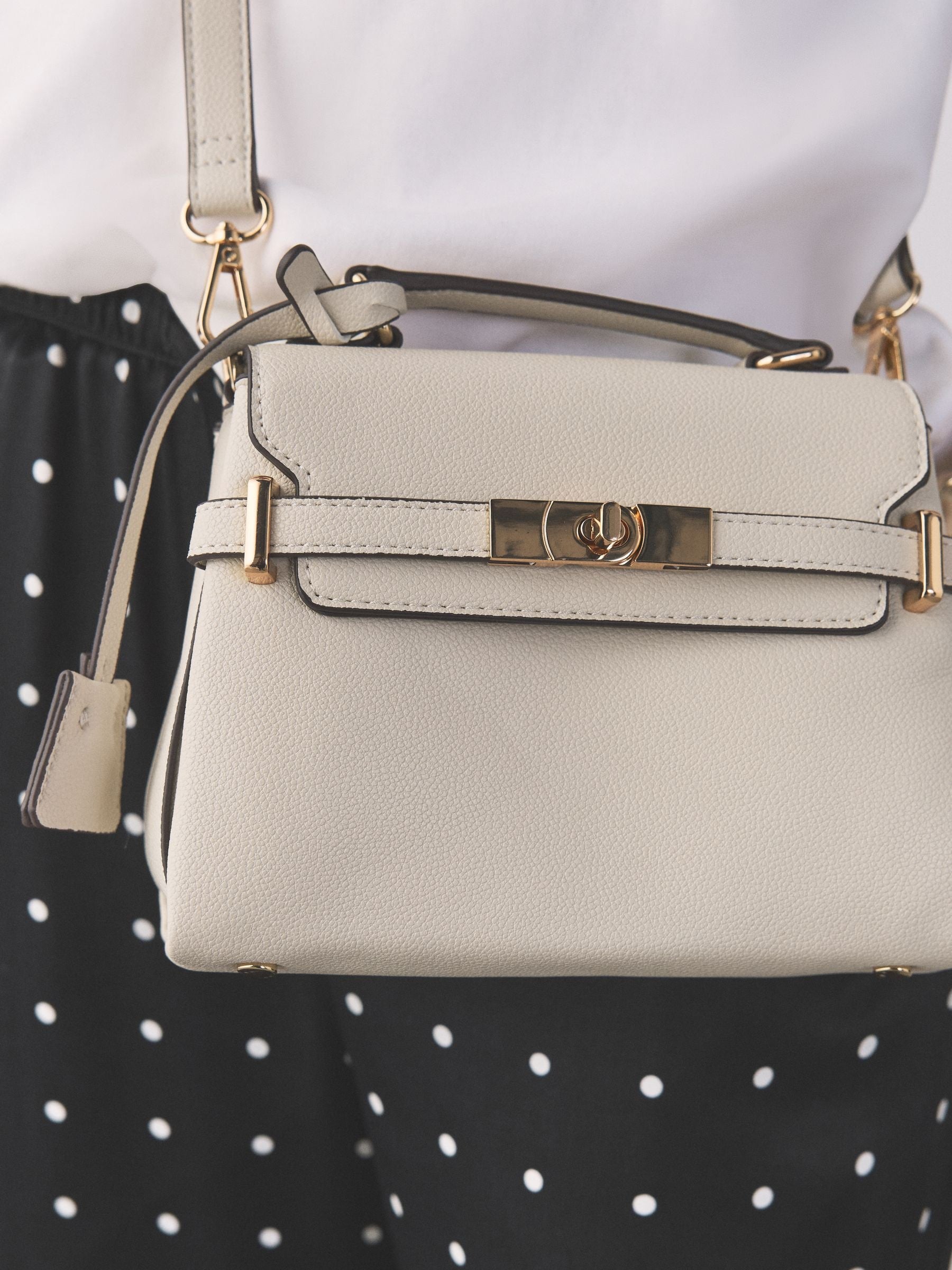 White belted hand-held bag with lock opening, 21cm - British product