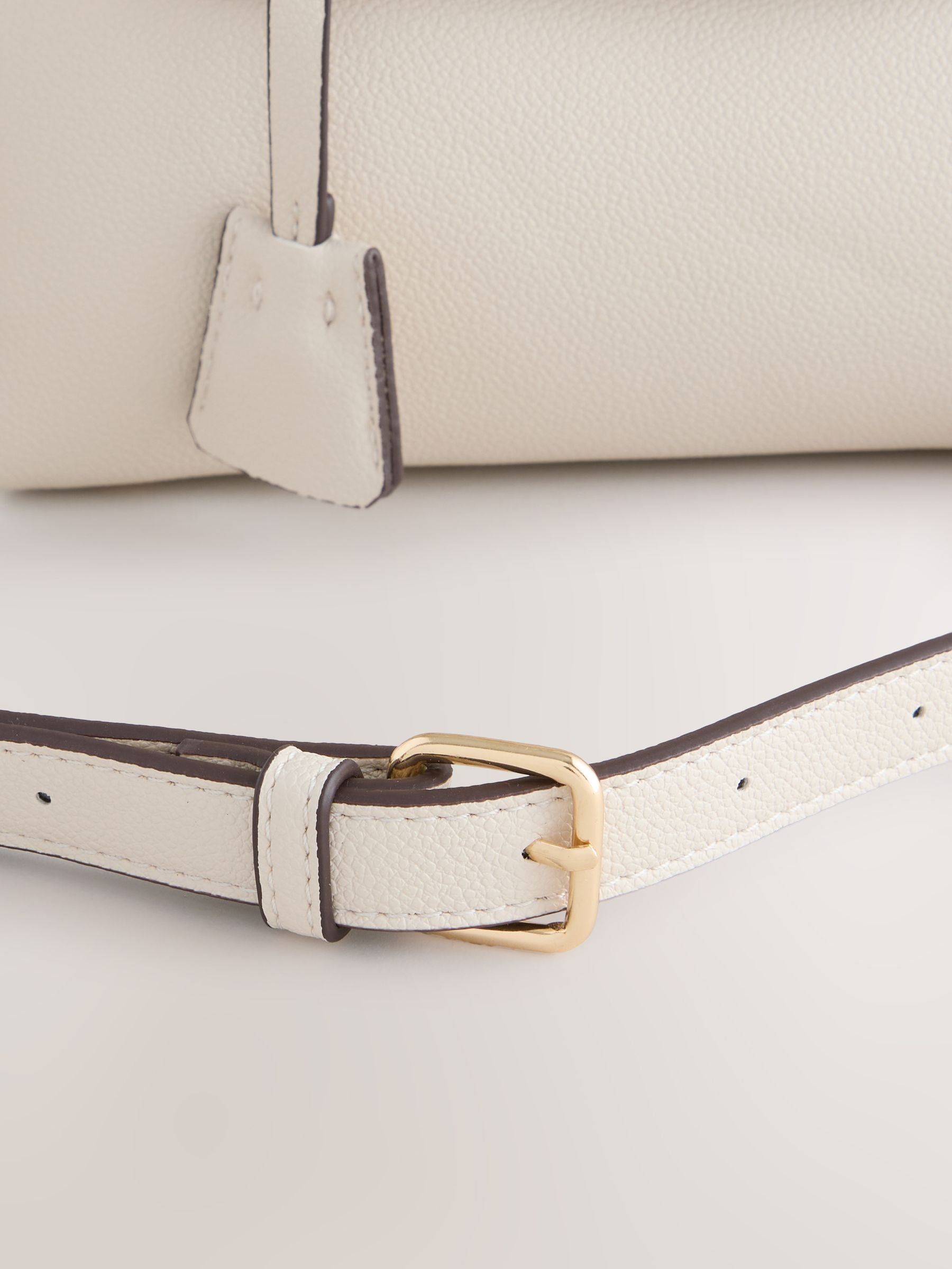 White belted hand-held bag with lock opening, 21cm - British product