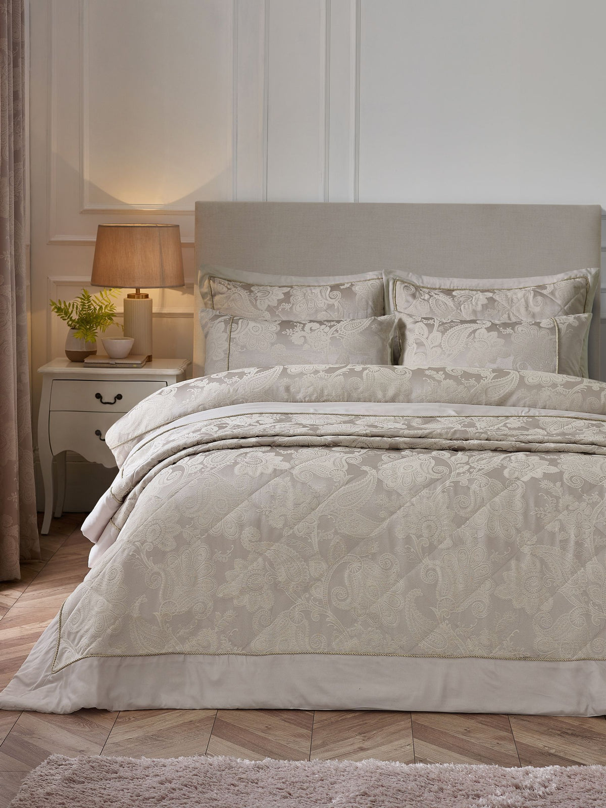 Catherine Lansfield opulent jacquard bedspread 240x260cm (British brand)