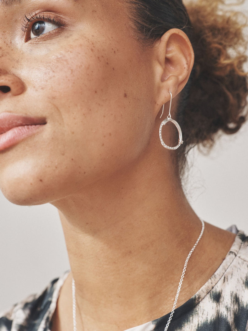 Offene, silberfarbene Ohrringe mit Glitzerdetails