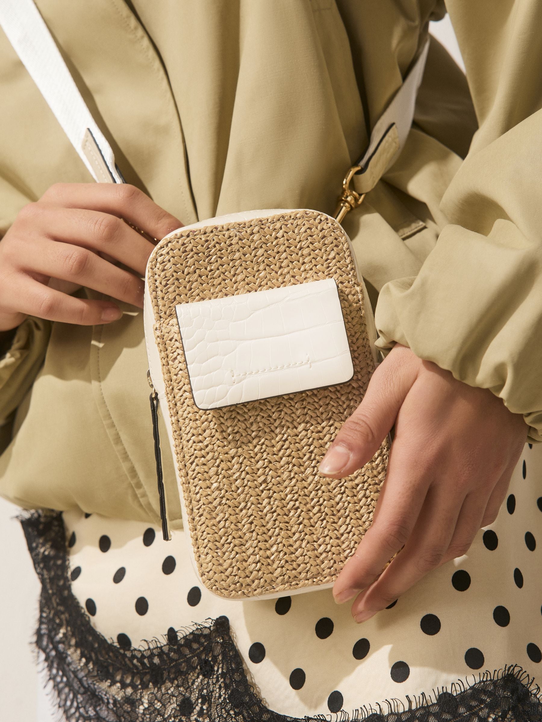 Raffia-effect phone bag with zip closure and adjustable strap, UK version