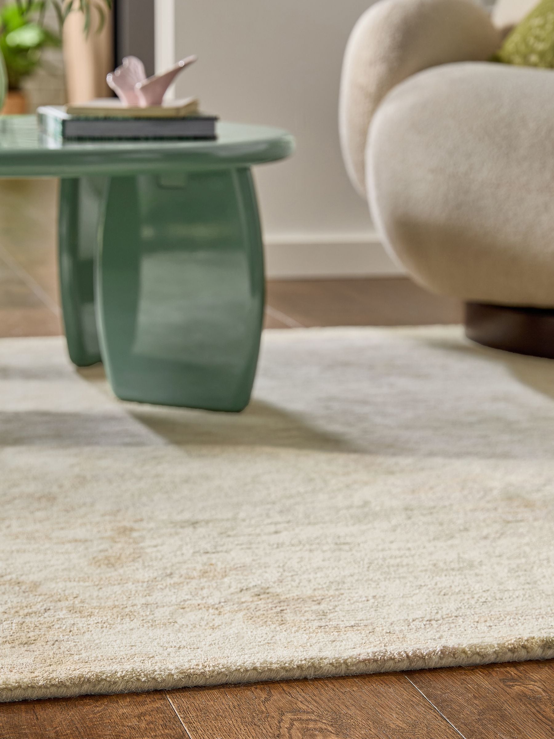 Green abstract rug with blended motif in wool and viscose - British product