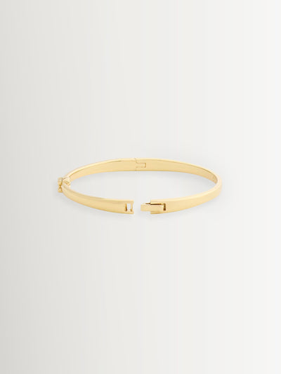 Next Minimal Hengslet Armbånd med Skulpturert C-detalj i Messing - Kjøp online på McGrocer