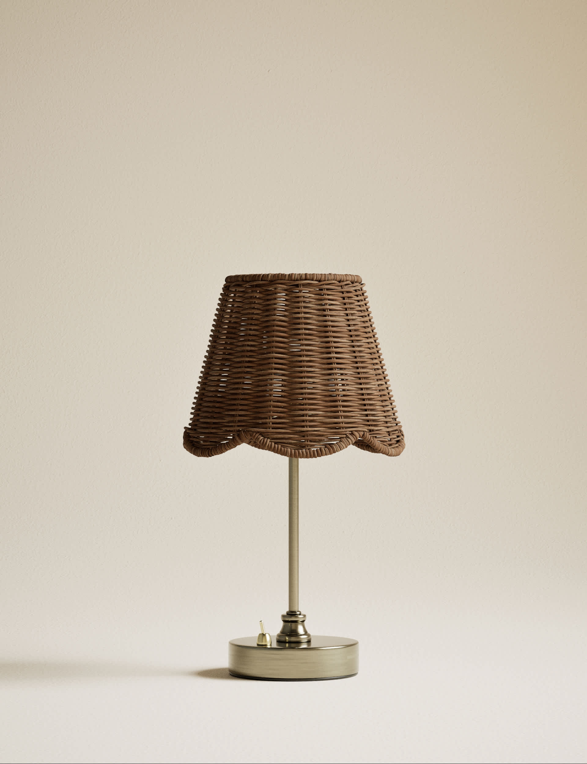 Wicker scallop rechargeable table lamp (British brand)