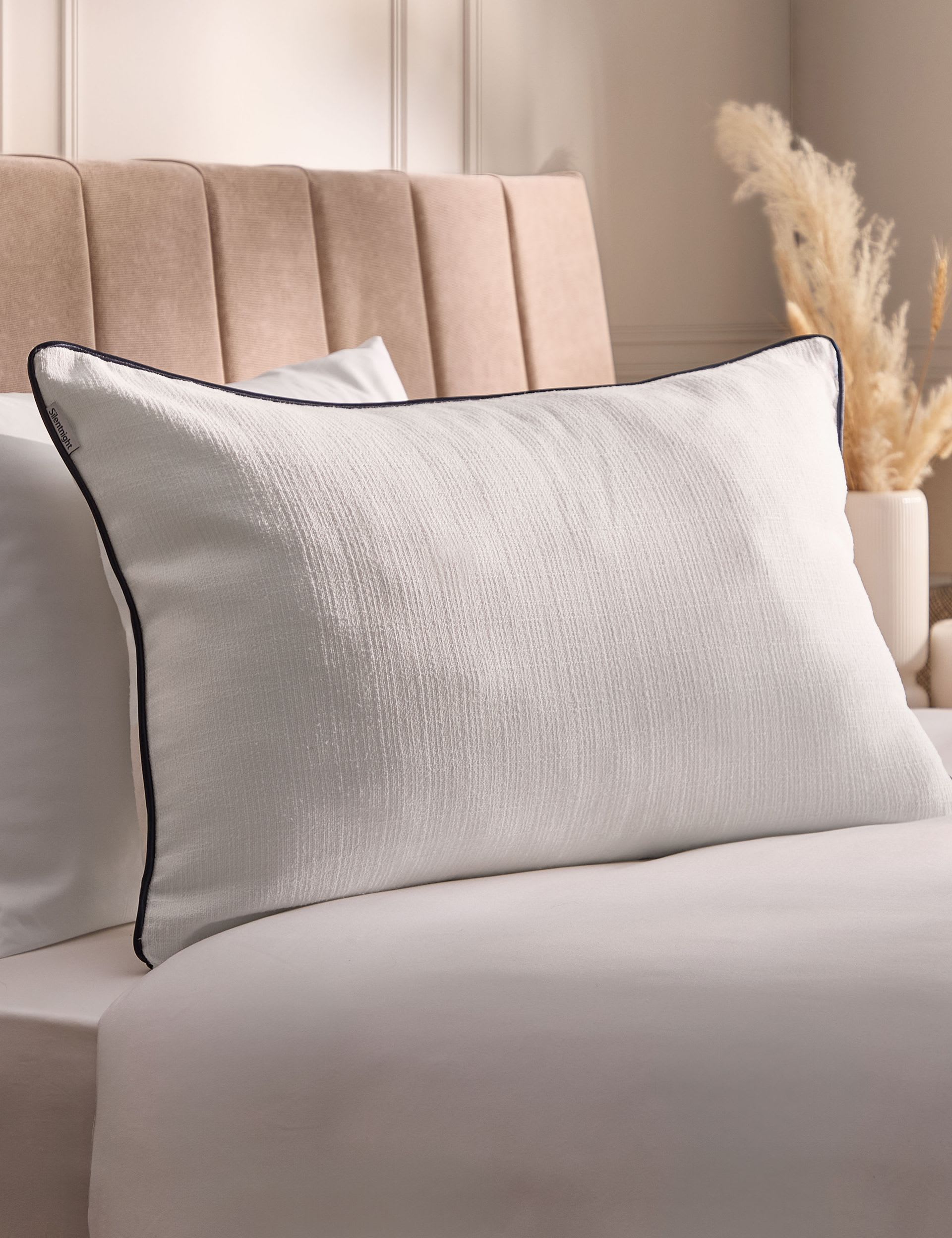Silentnight Hotel Collection Prestige pillow, UK version