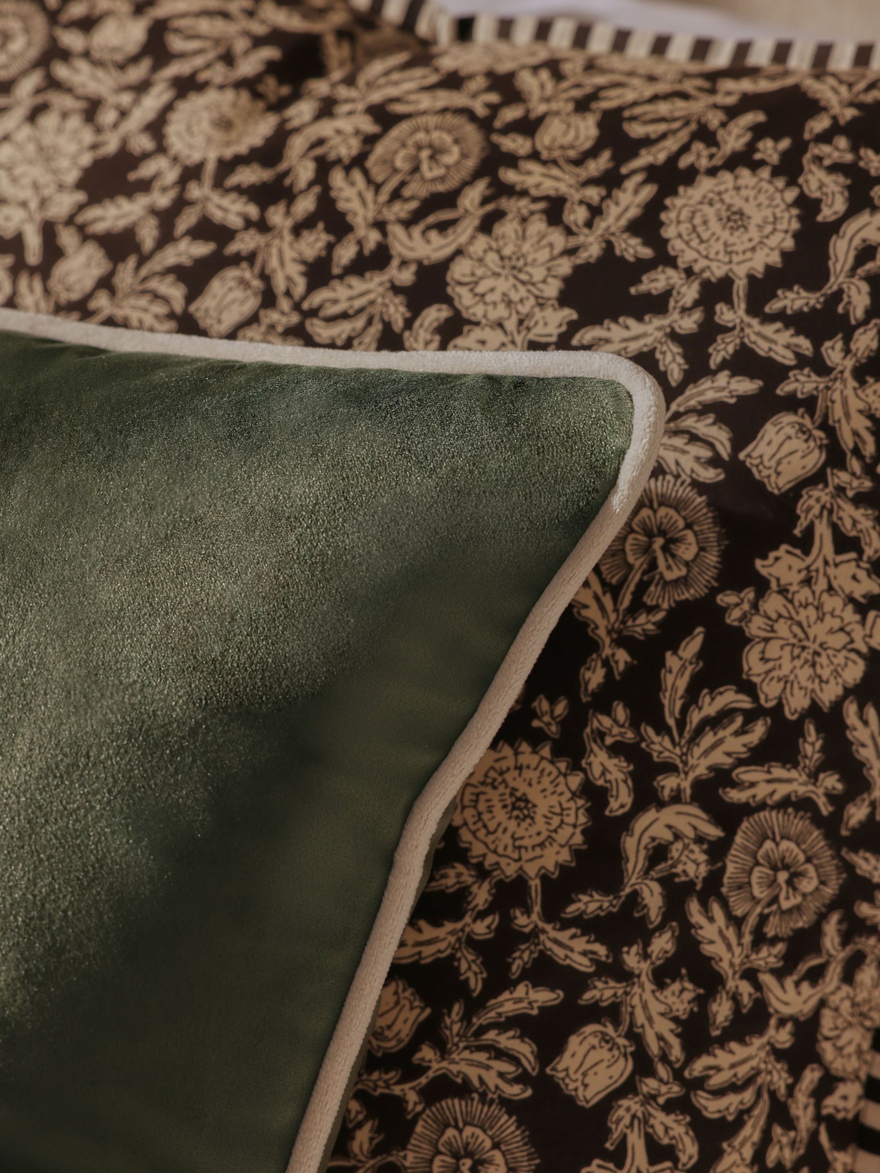 Cushion dark green matte velvet contrast pipe 50x50cm, imported from the UK