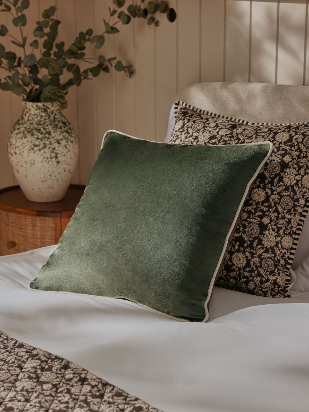 Cushion dark green matte velvet contrast pipe 50x50cm, imported from the UK