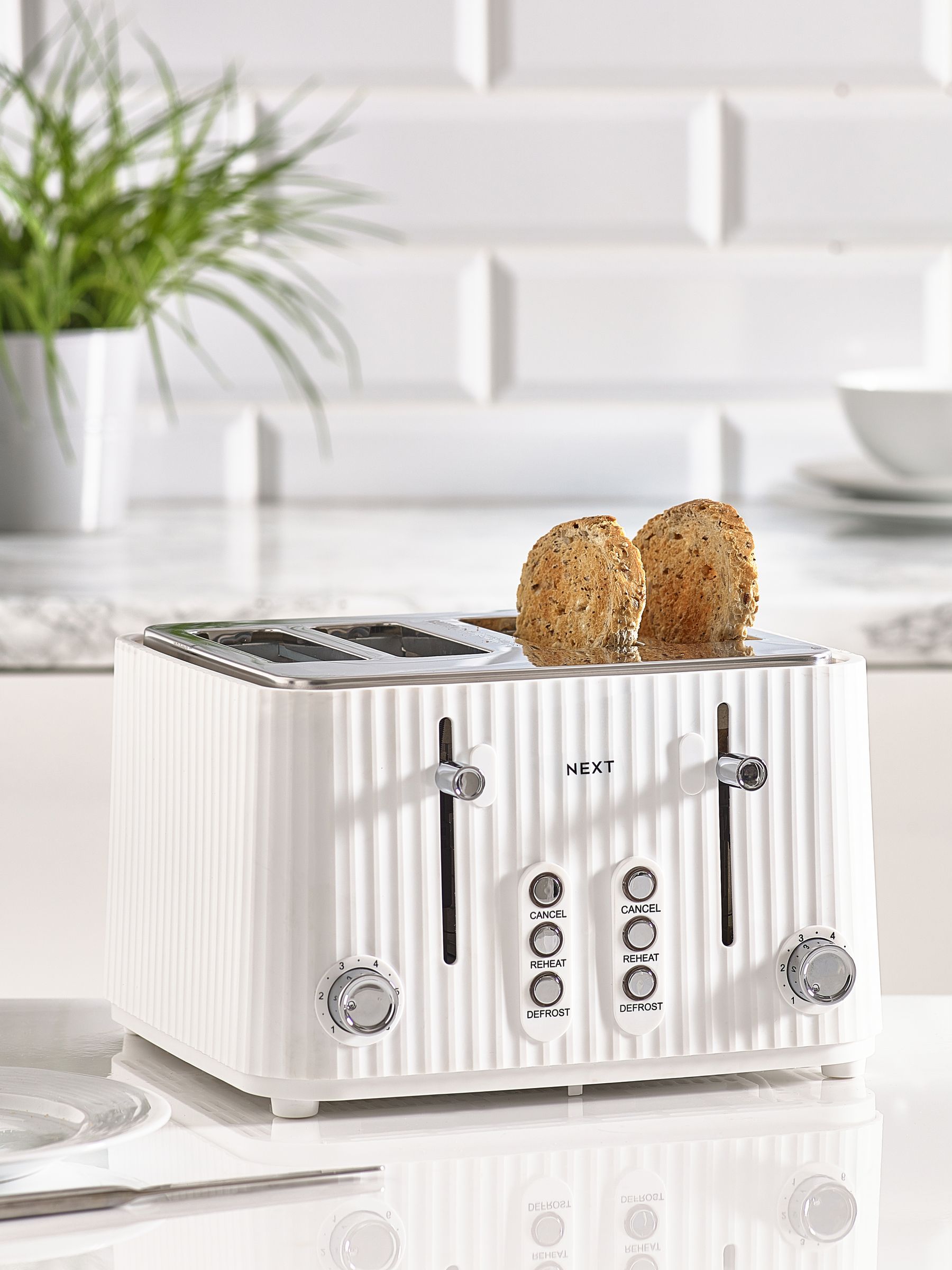 White Sleek 4 Slice Toaster