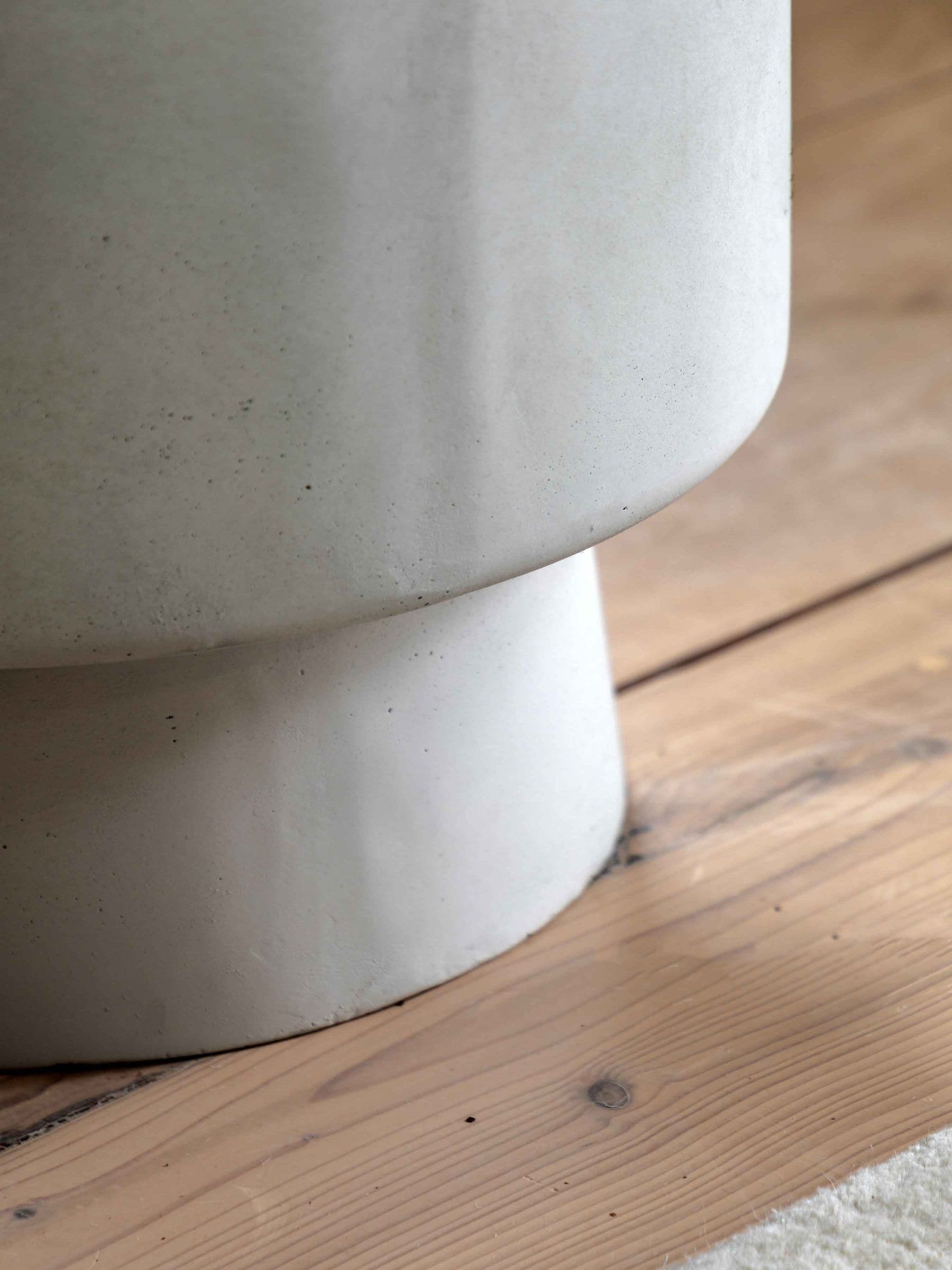 Gallery Home white footed planter 44.5cm - British product