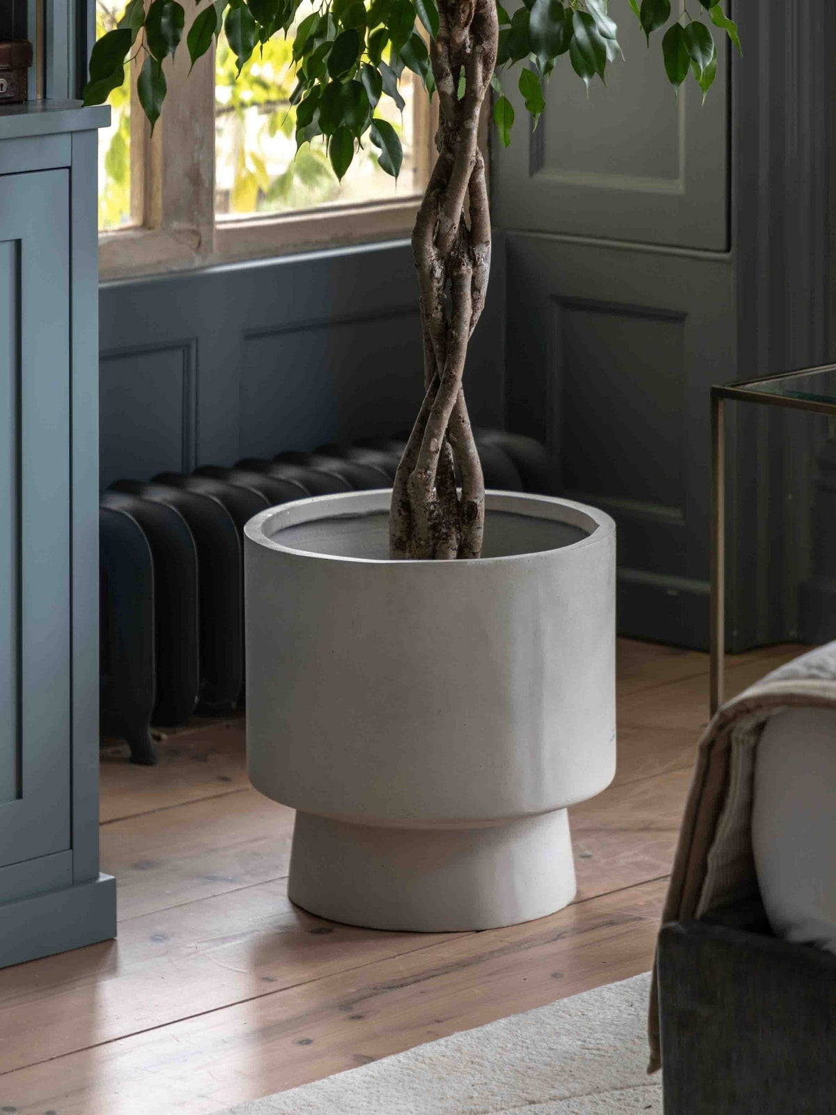 Gallery Home white footed planter 44.5cm - British product