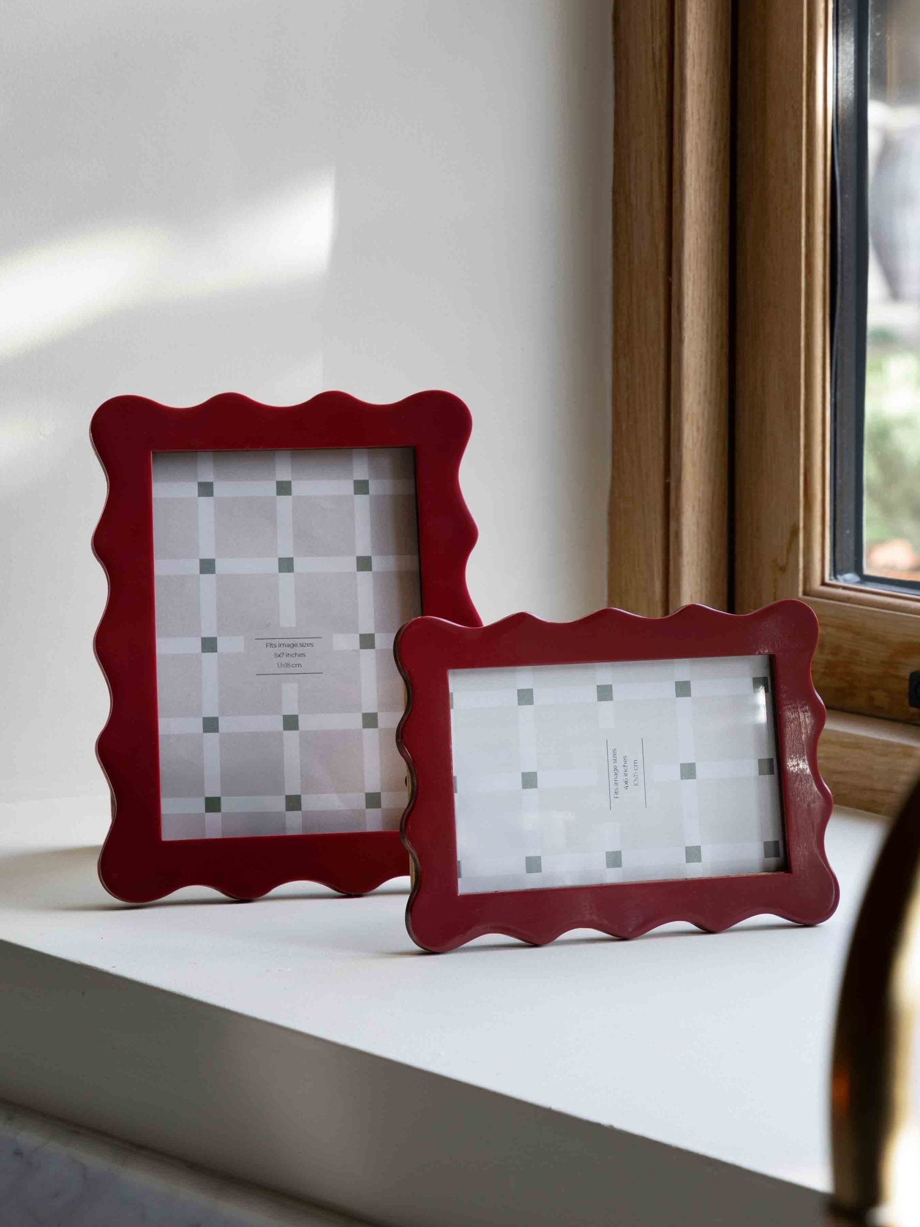 Gallery Home red scallop photo frame 19x14cm, UK version