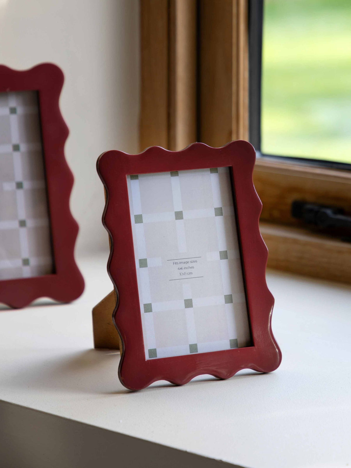 Gallery Home red scallop photo frame 19x14cm, UK version