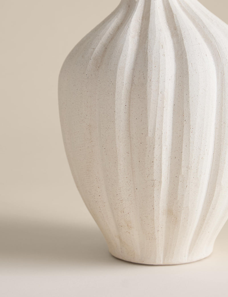 Große Vase aus Keramik mit geriffeltem Hals