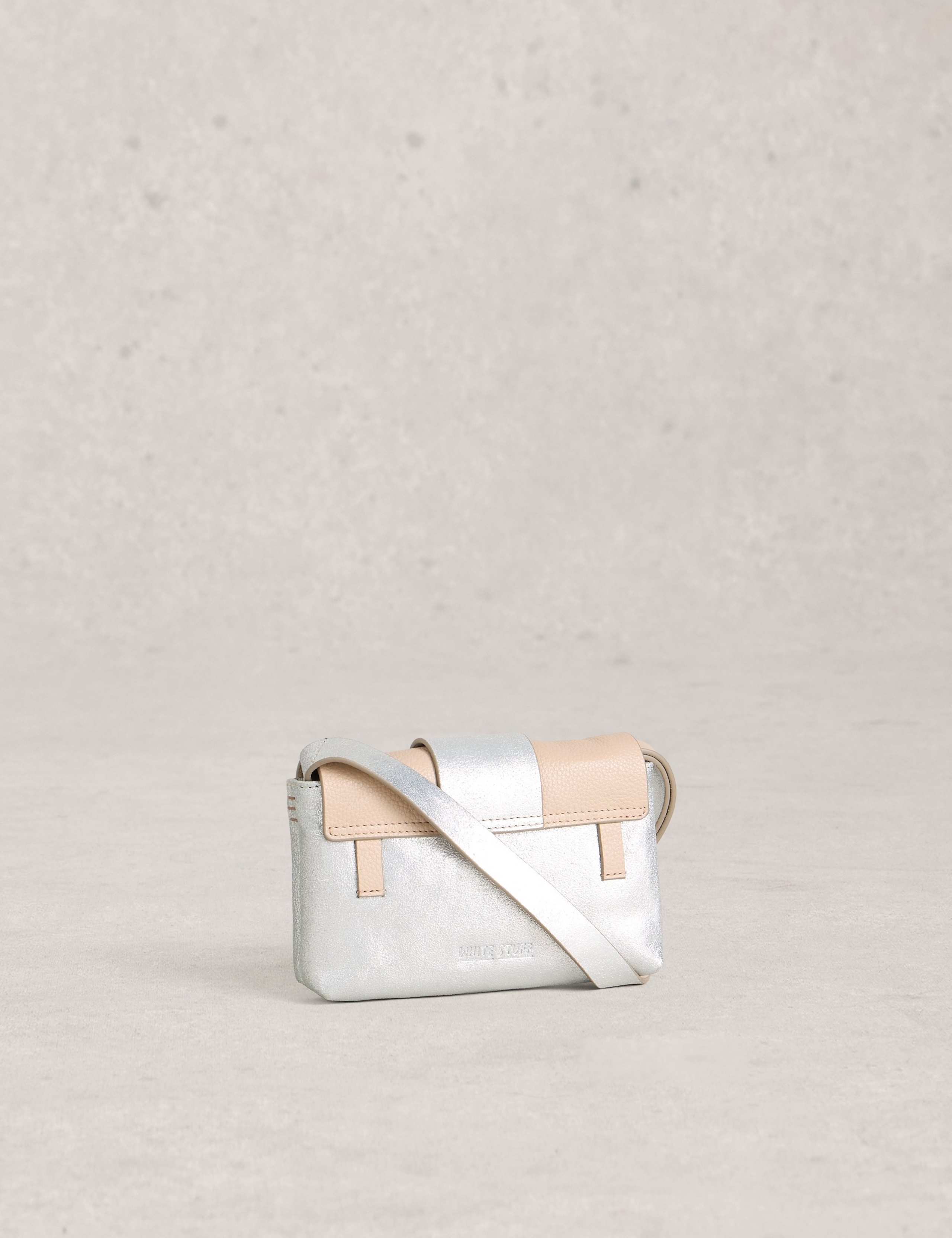 Sac bandoulière en cuir métallisé White Stuff, importé du Royaume-Uni