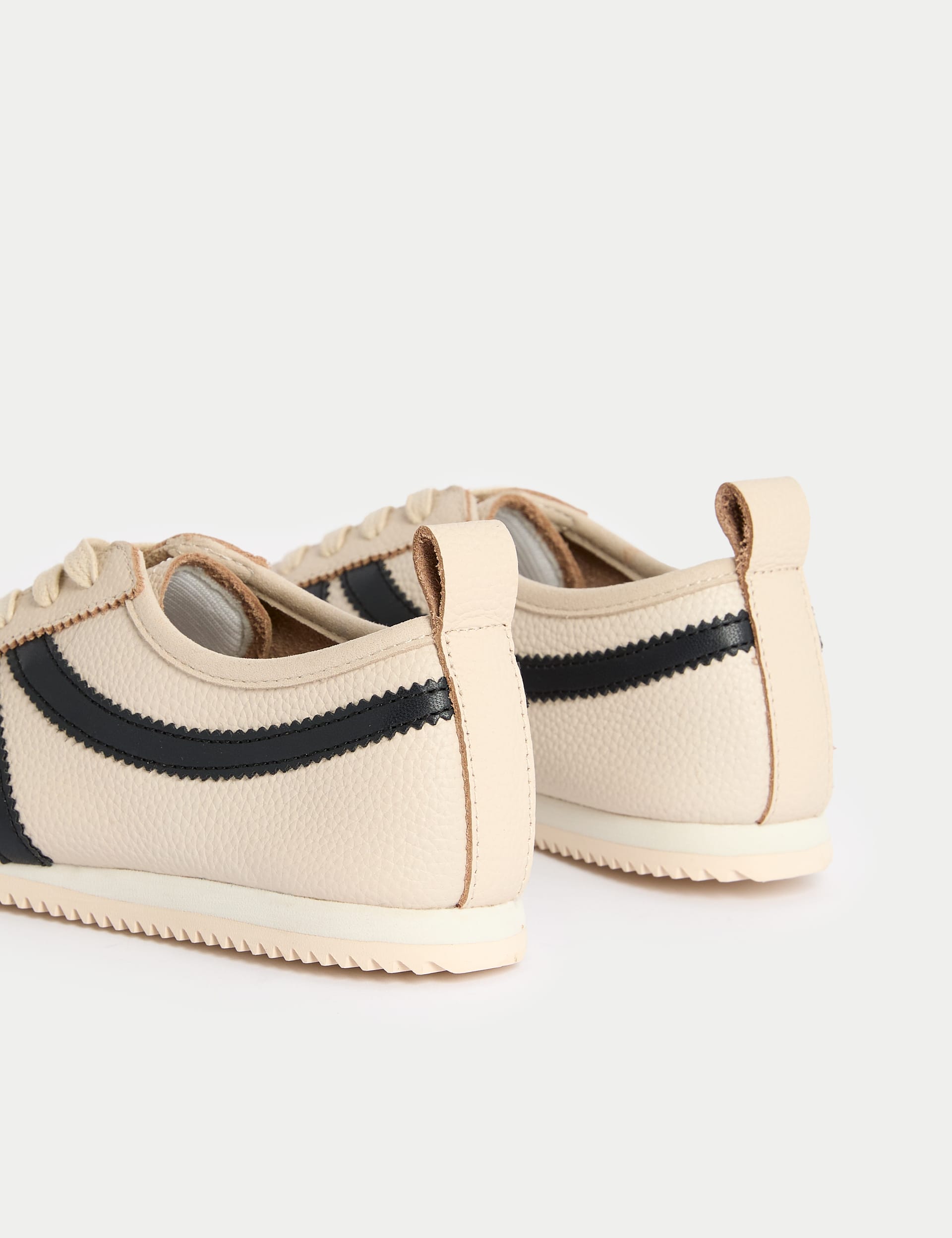 M&S Leder-Streifen-Sneakers mit Kontraststreifen, britische Version