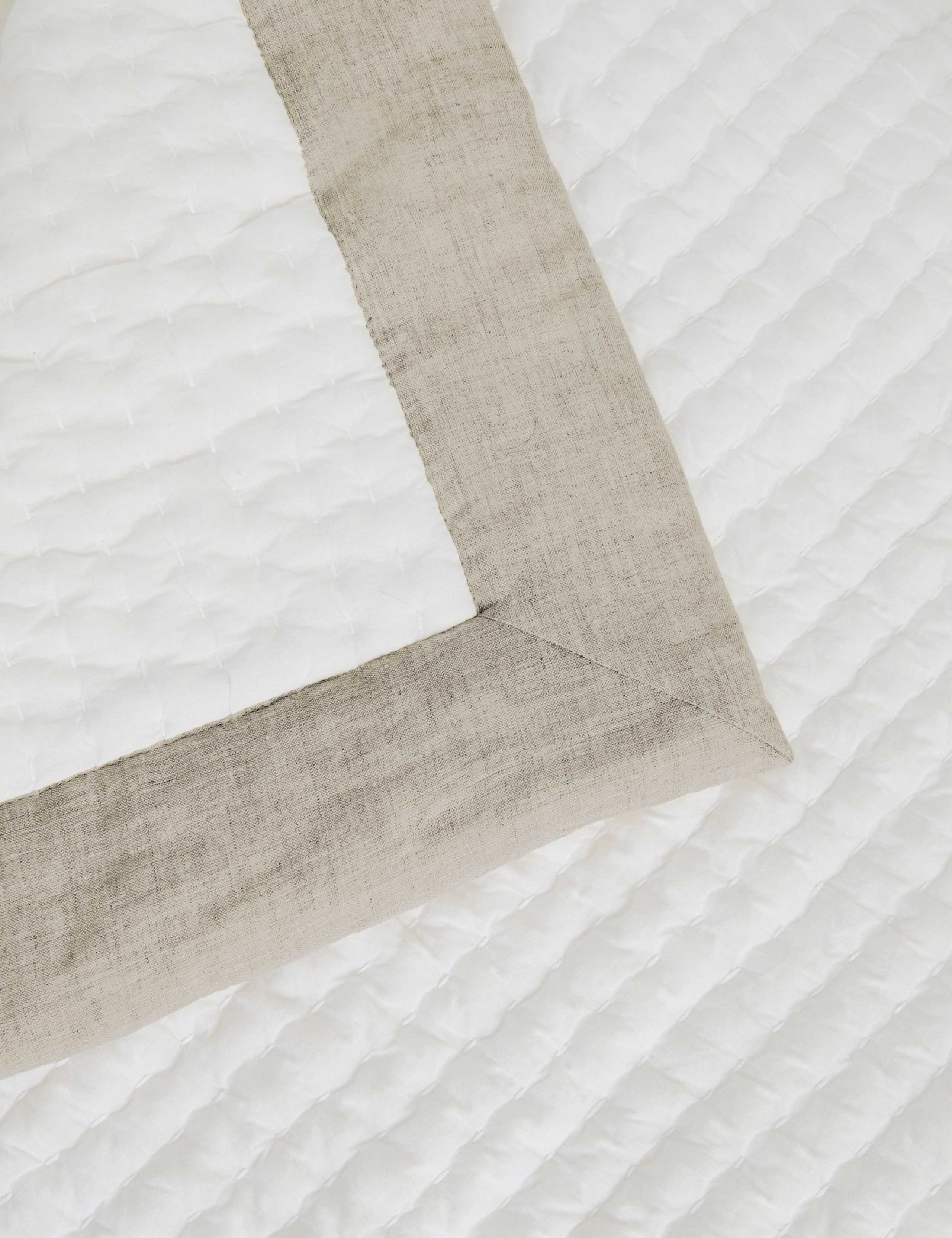 Linen border quilted bedspread, UK version