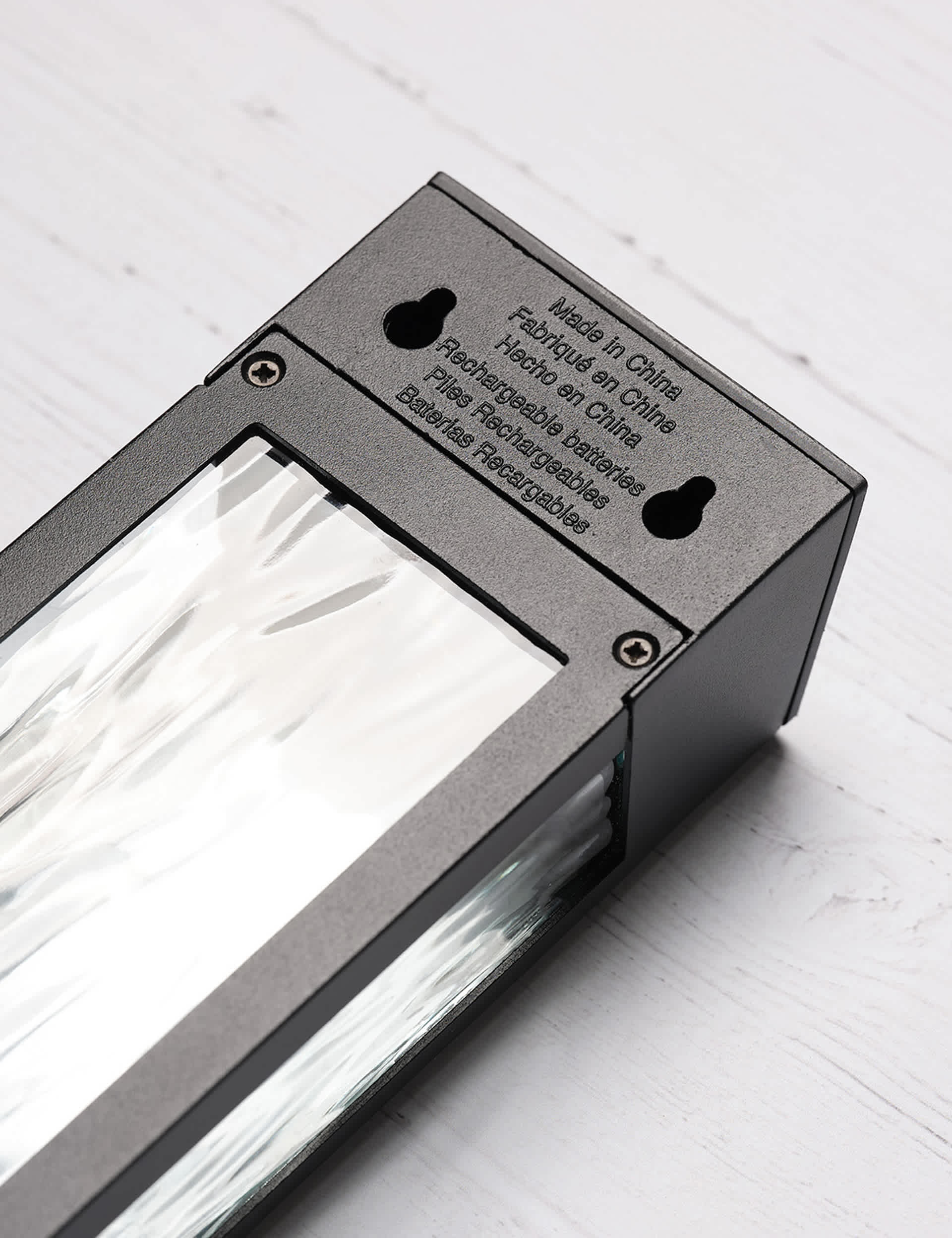 Crackle solar wall light with crackle glass, imported from the UK