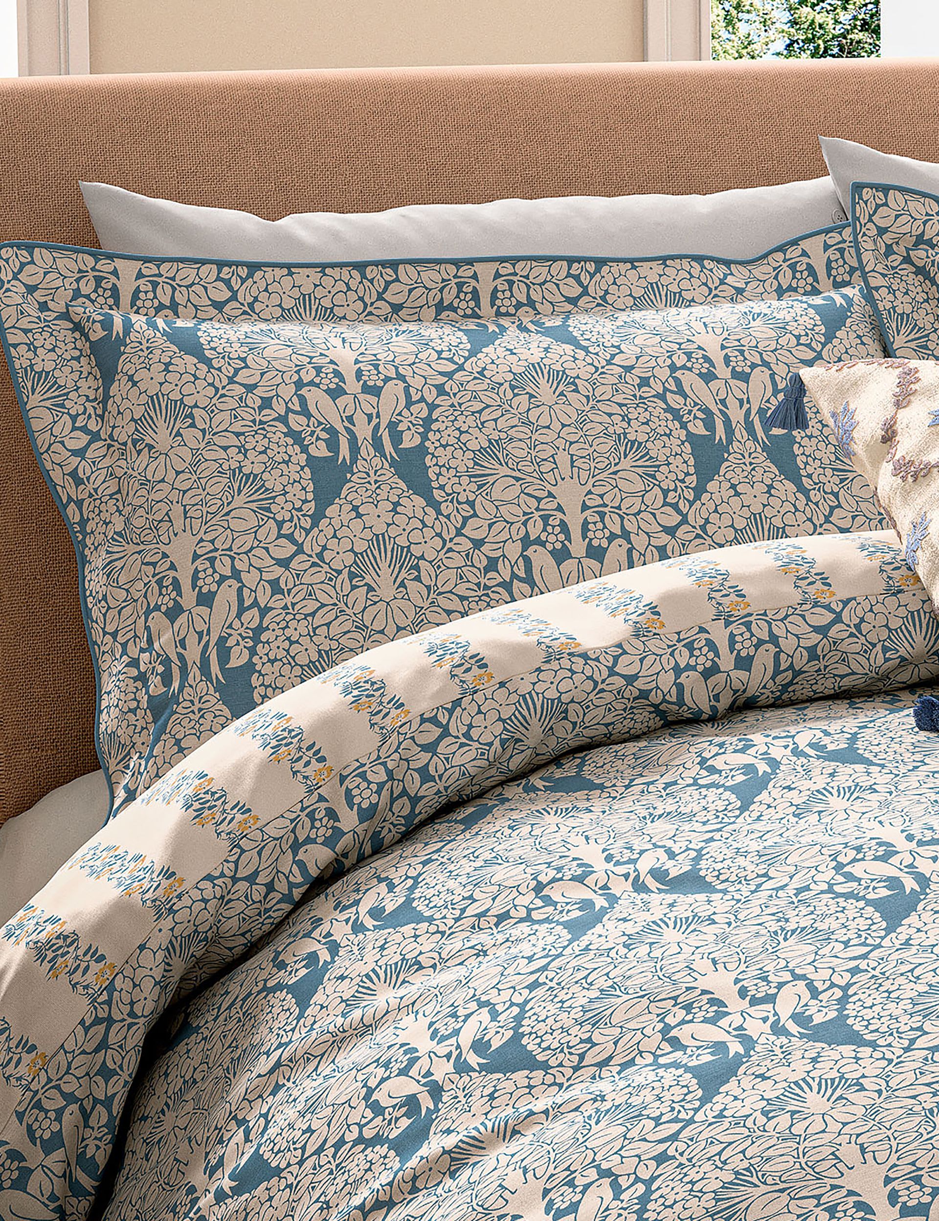 V&A Lerena bedding set with floral design - British product