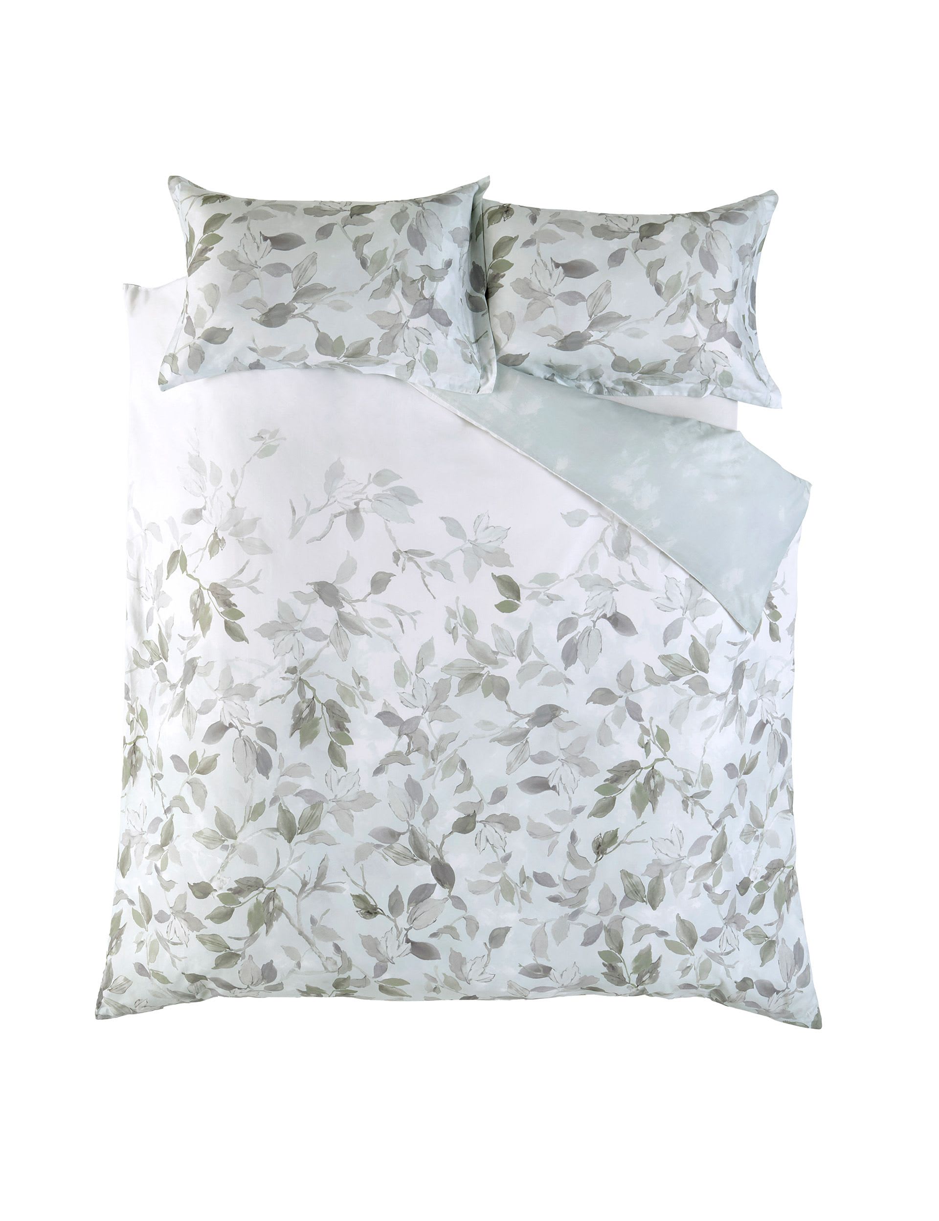 Designers Guild Fleur Blanche bedding set imported from the UK