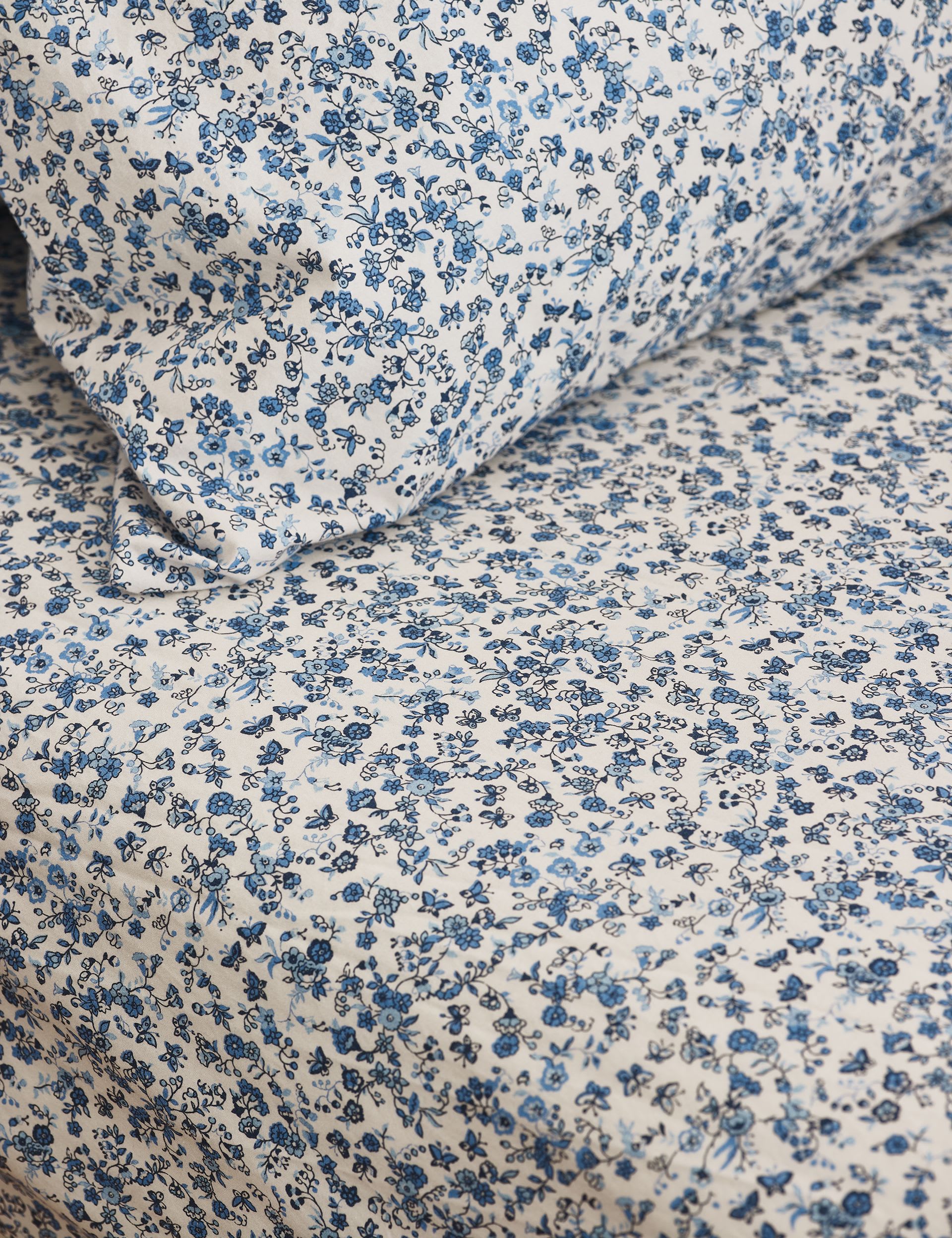 Piglet In Bed Mini Meadow fitted sheet, imported from the UK
