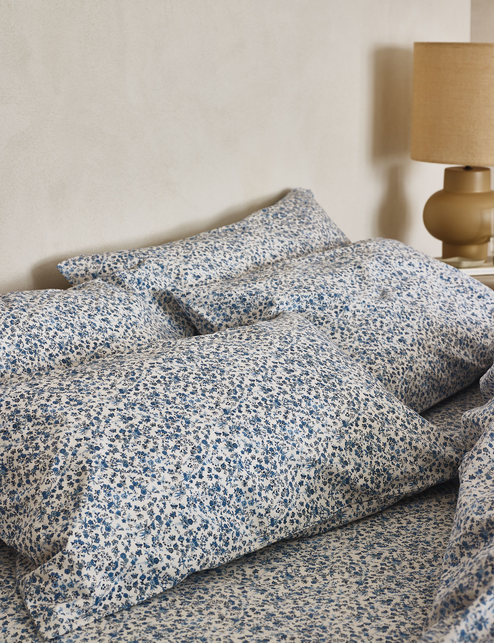 Piglet in Bed 2 pack cotton pillowcases, vintage floral - British product