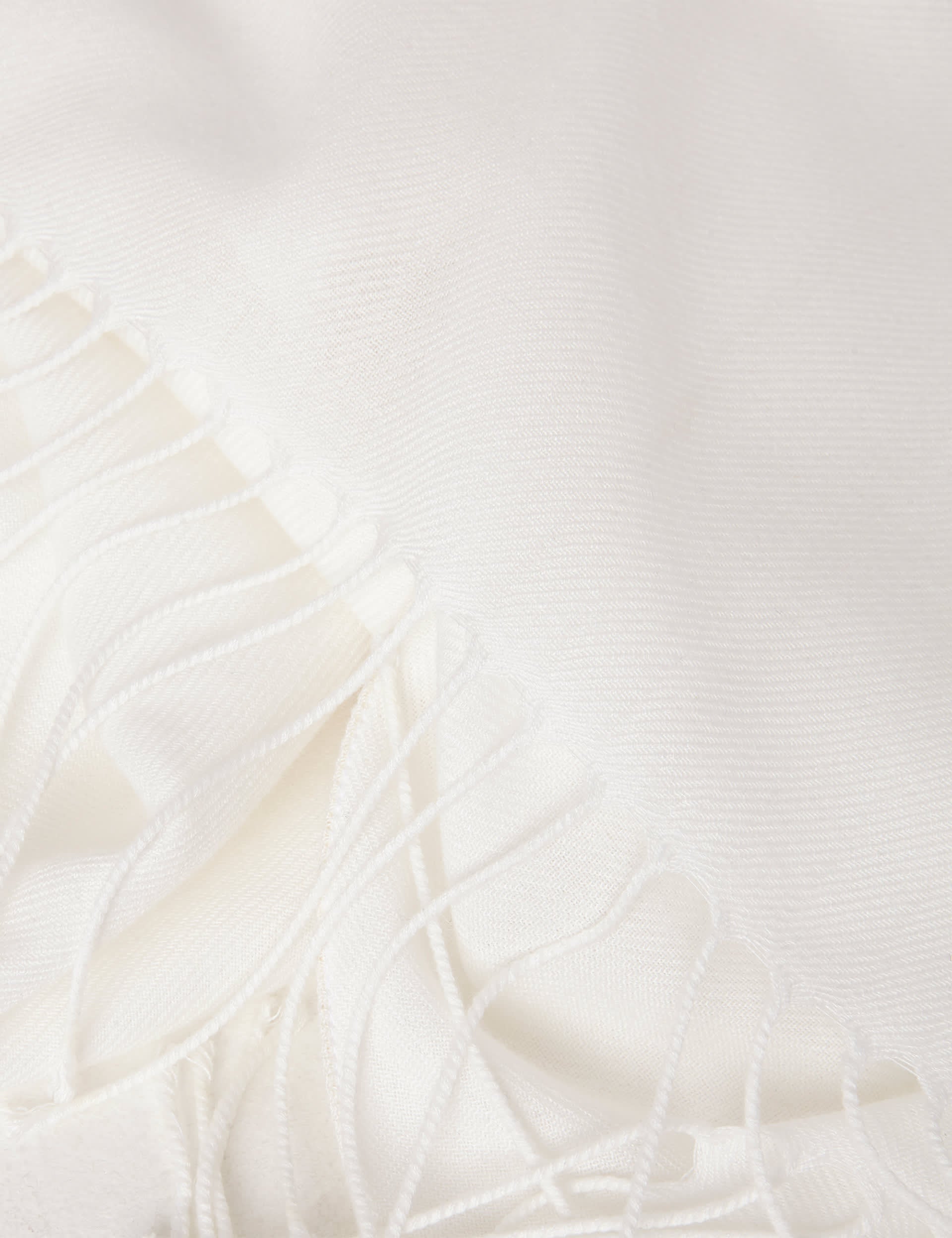 Woven fringed scarf in polyester viscose blend (British brand)
