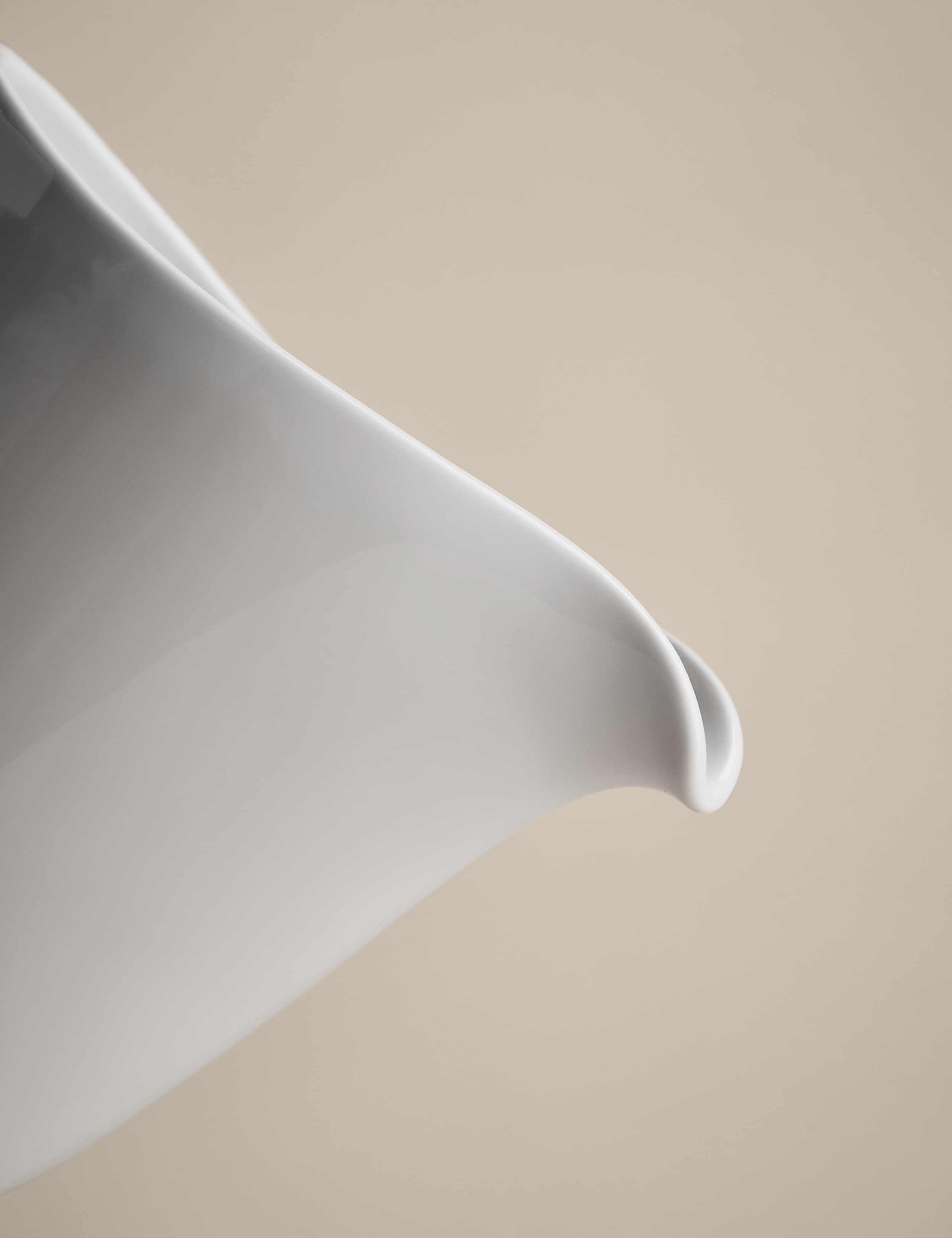 Maxim large porcelain jug for milk or juice (British brand)