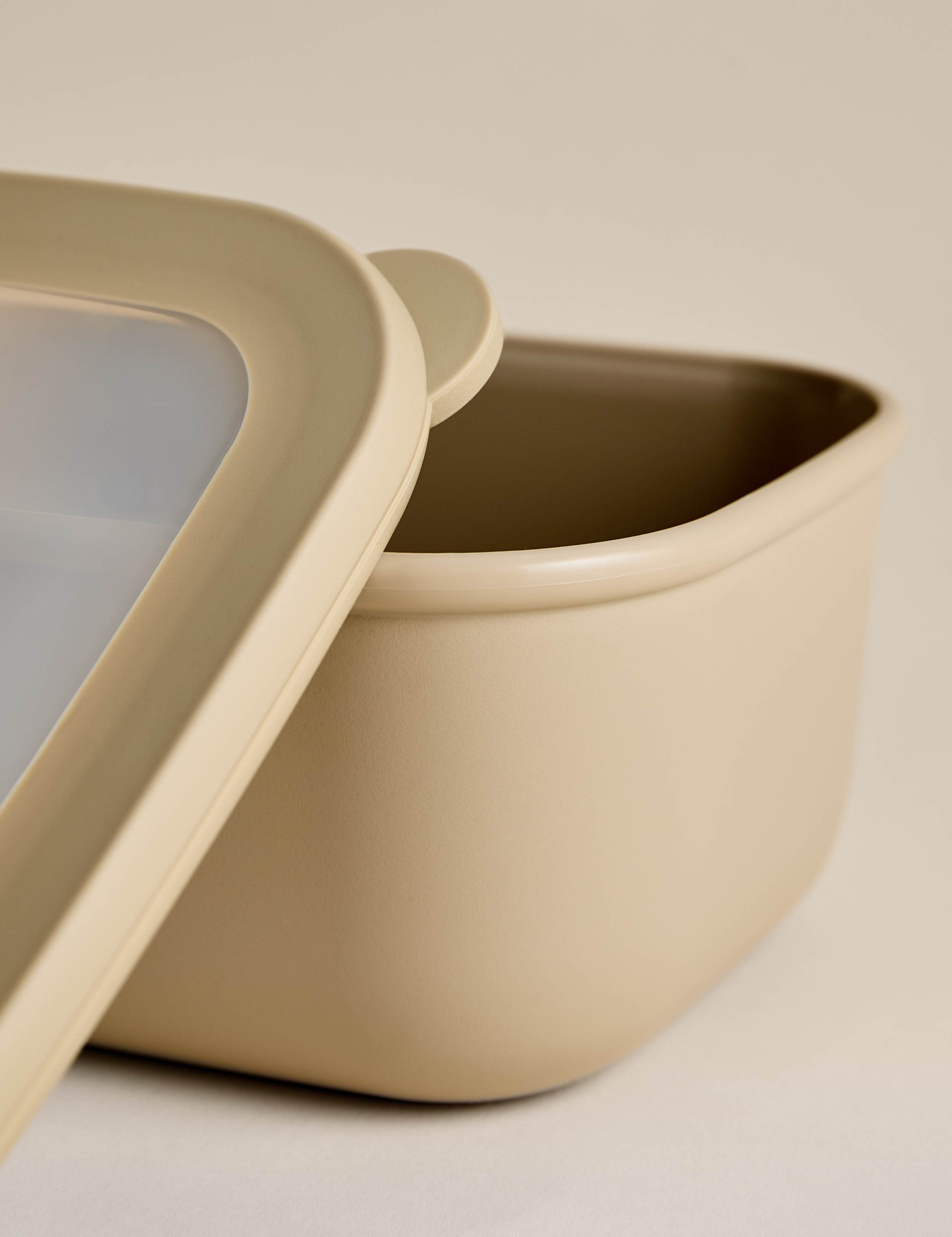 Medium plastic storage container 1500ml, imported from the UK