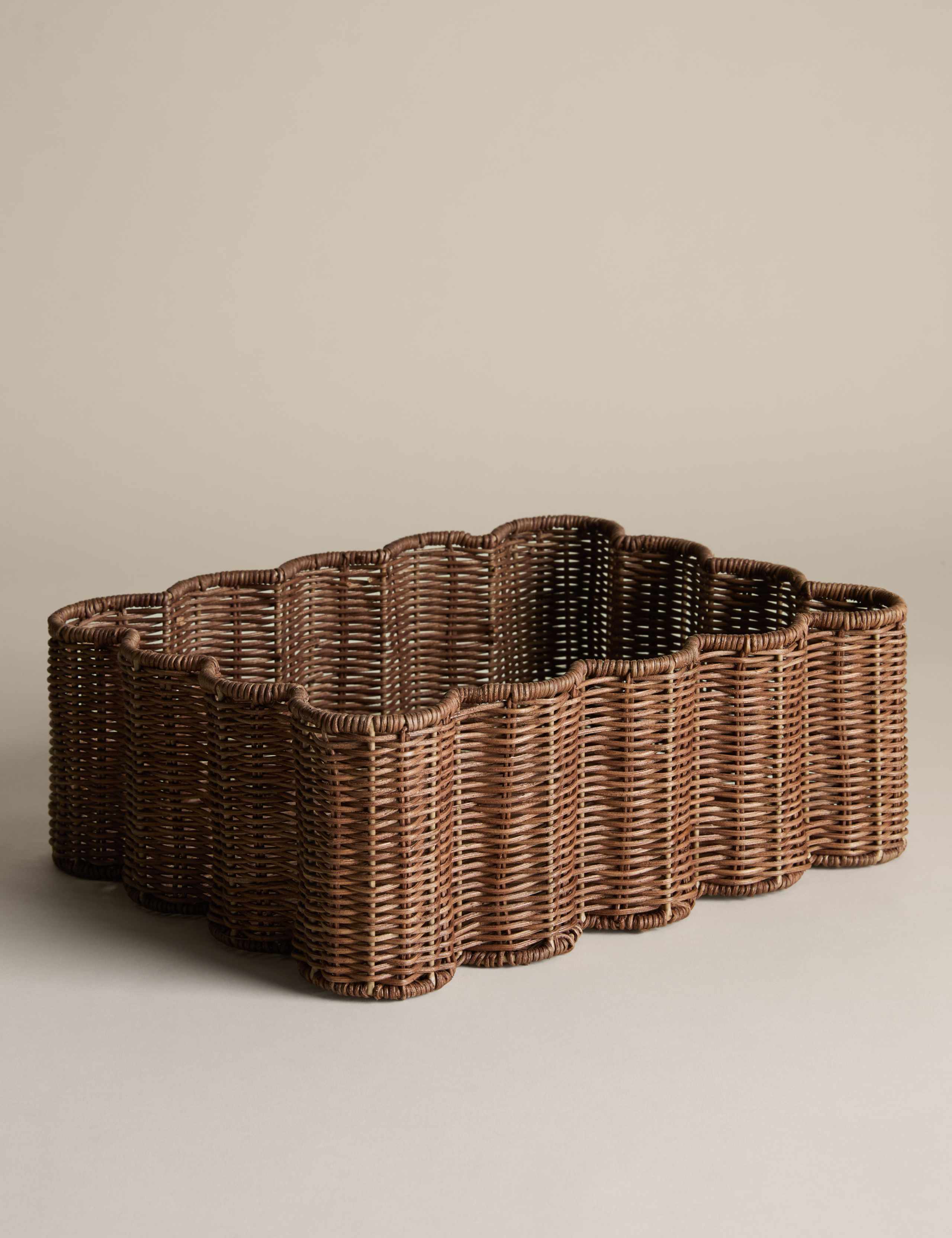 Scalloped rattan tray medium size 34x28 cm (British brand)