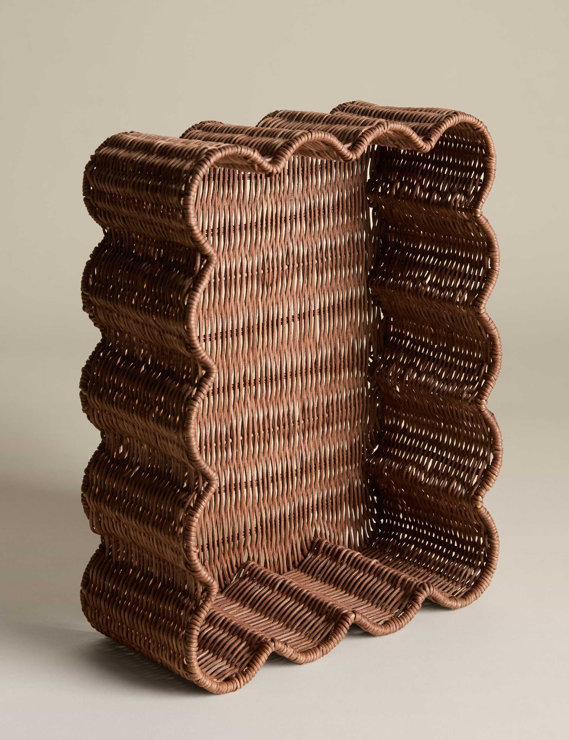 Scalloped rattan tray medium size 34x28 cm (British brand)
