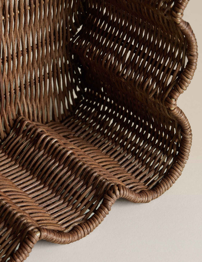 Scalloped rattan tray medium size 34x28 cm (British brand)